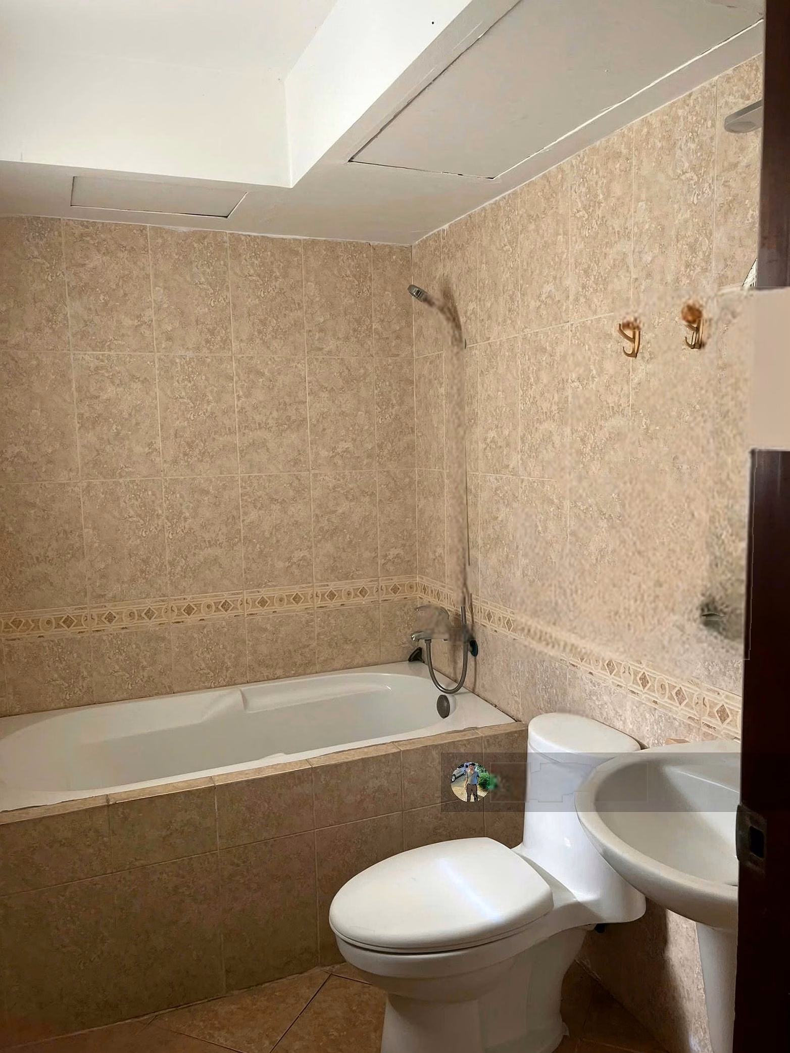 Hung Vuong Plaza apartment for rent, area: 135m2, 2 bedrooms, 3 bathrooms, quick rental price 22 million/month