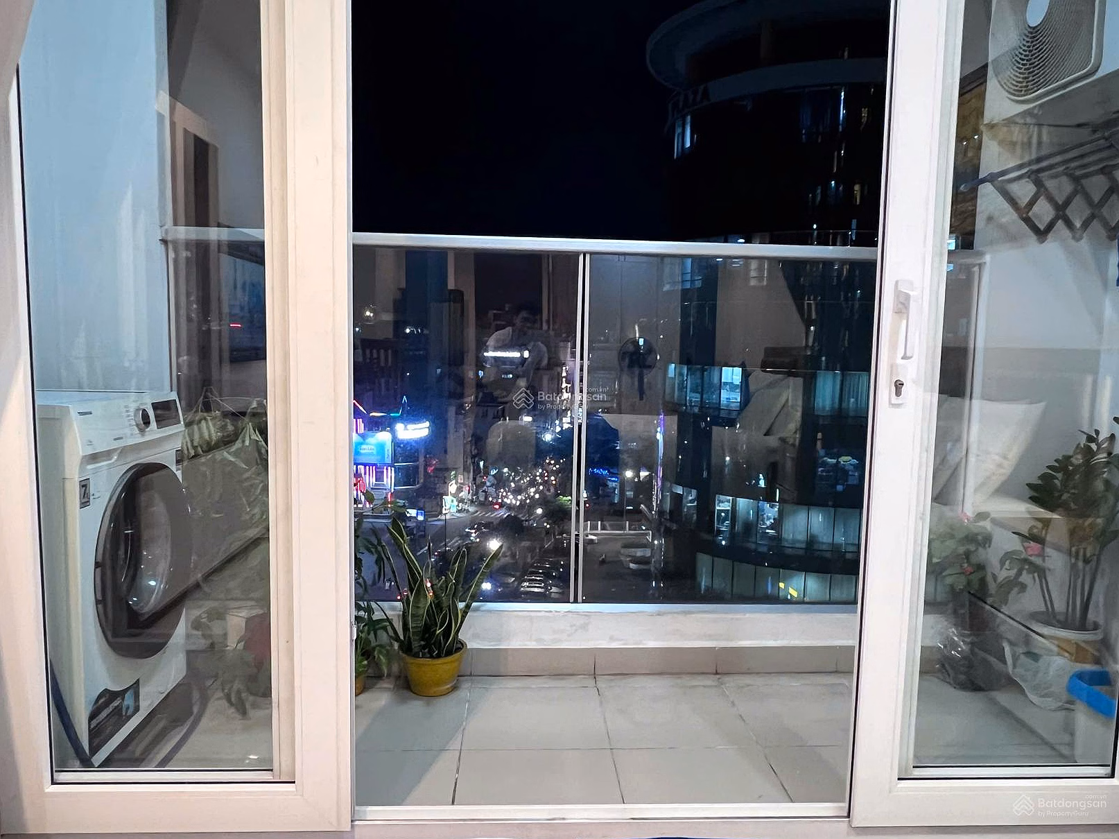 Bank-stricken owner needs to sell officetel Sky Center 5B Pho Quang airport area, area: 33m2 - selling price: 2.45 billion