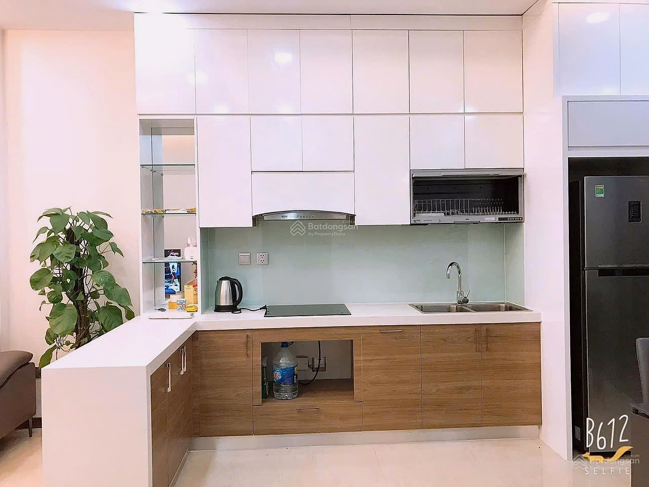Selling the main owner, Trang An Complex apartment, (110m2) 3 bedrooms, 2 bathrooms, with car slot, West Lake view, middle floor