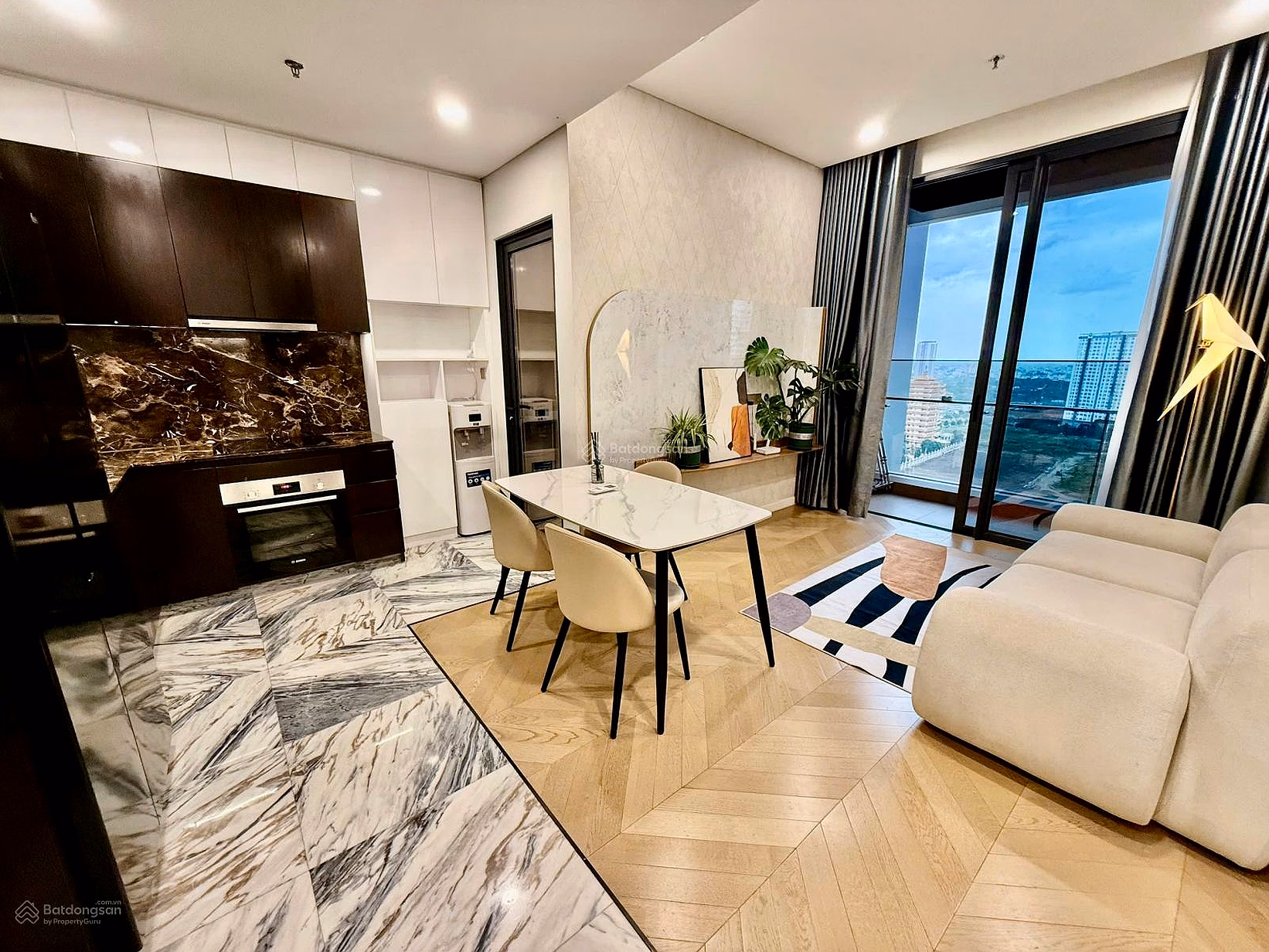 The owner needs to quickly sell the 2-bedroom Lumiere Riverside apartment for 10.8 billion on the high floor. Contact 0902 896 ***