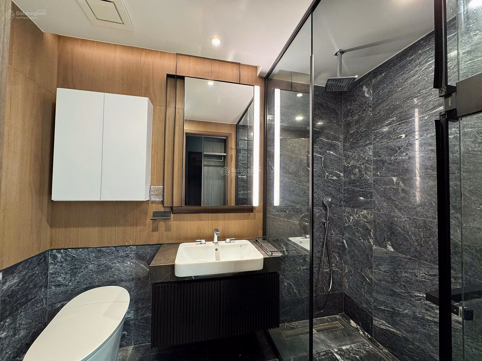 The owner needs to quickly sell the 2-bedroom Lumiere Riverside apartment for 10.8 billion on the high floor***