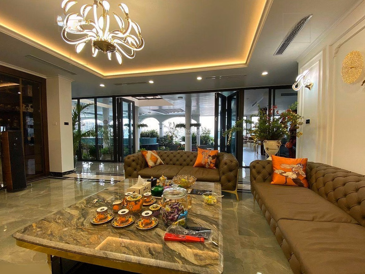Penthouse 2 floors 500m2, 360 degree panoramic view of Red River, West Lake, old town. There is a garden with an overflowing swimming pool