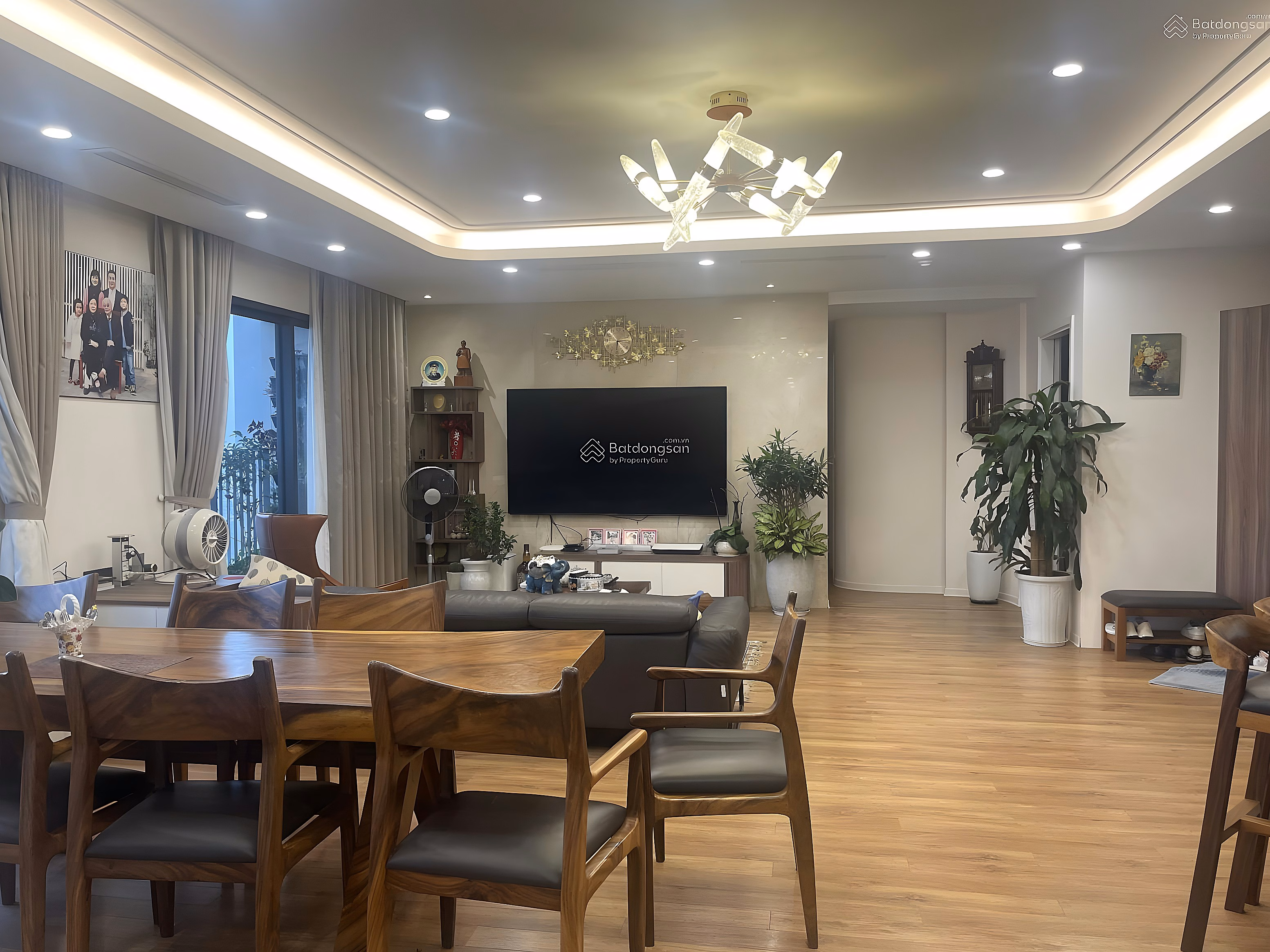 The owner urgently sells 2 of the most beautiful apartments at Vinhomes D'Capitale, good price, very nice house, long-term pink book.