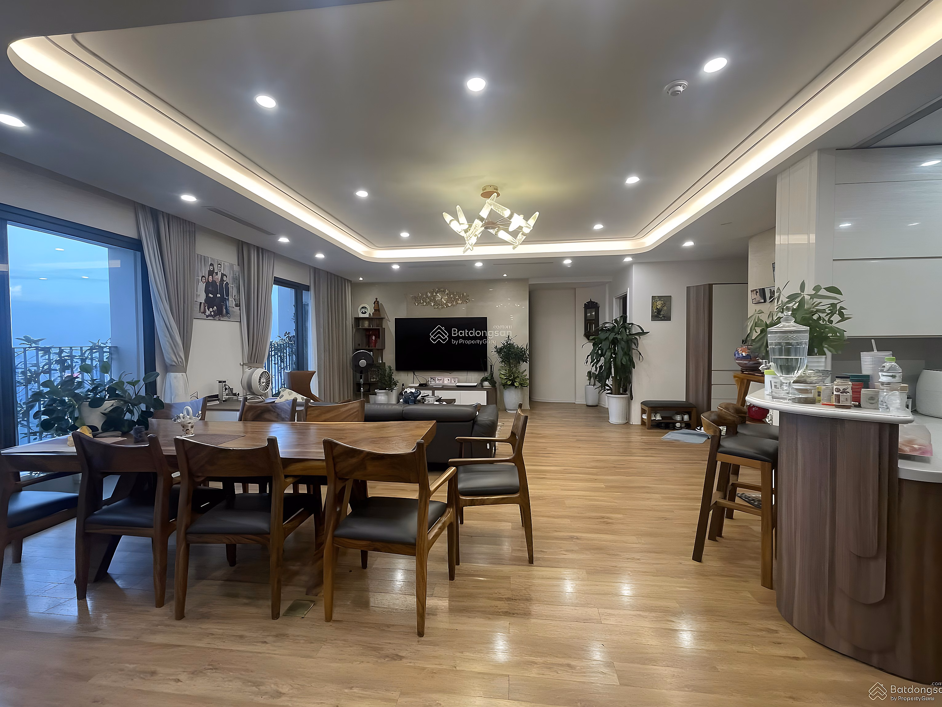 The owner urgently sells 2 of the most beautiful apartments at Vinhomes D'Capitale, good price, very nice house, long-term pink book