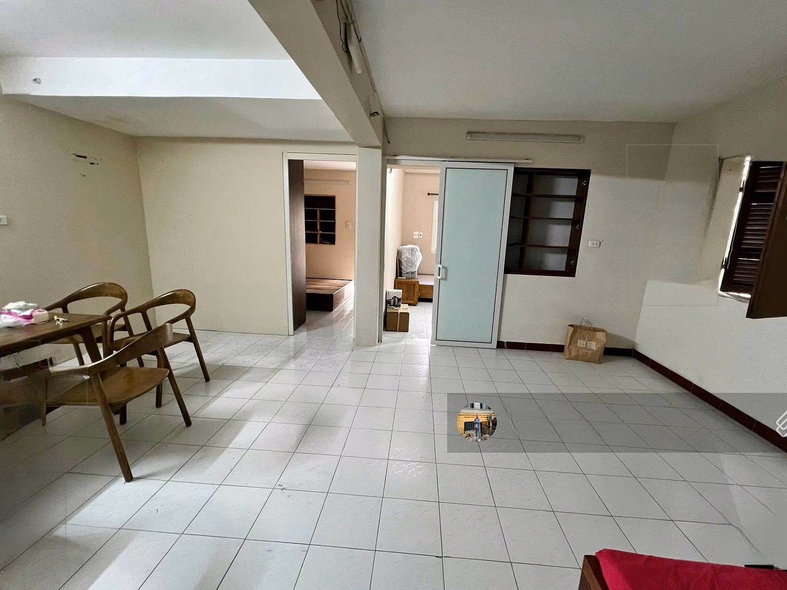 Peaceful, airy 2-bedroom apartment in Pham Ngu Lao, 80 m², basic furniture, rent 14.5 million/month. There is a balcony