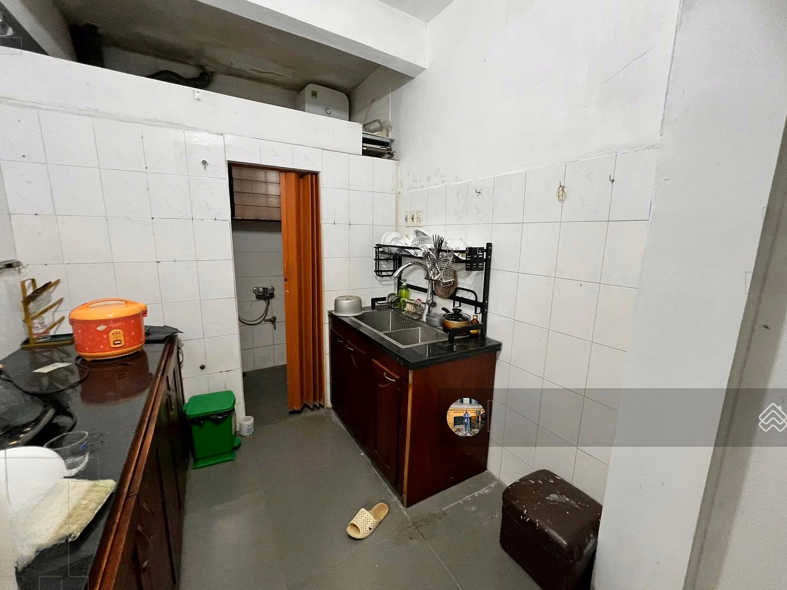 Peaceful, airy 2-bedroom apartment in Pham Ngu Lao, 80 m², basic furniture, rent 14.5 million/month. There is a balcony
