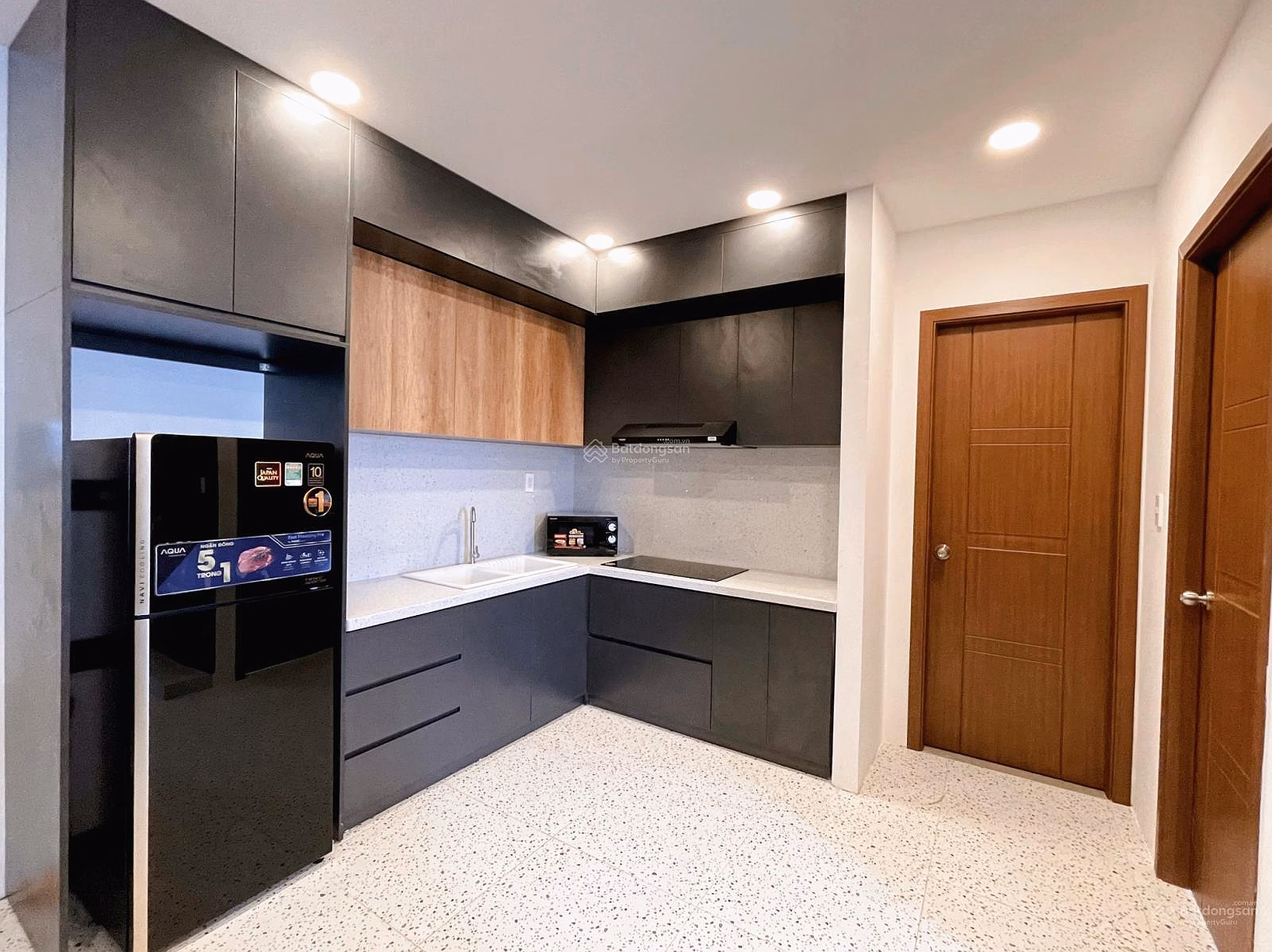 The owner urgently needs to rent a 1-bedroom apartment in a 100% real house as shown in the picture