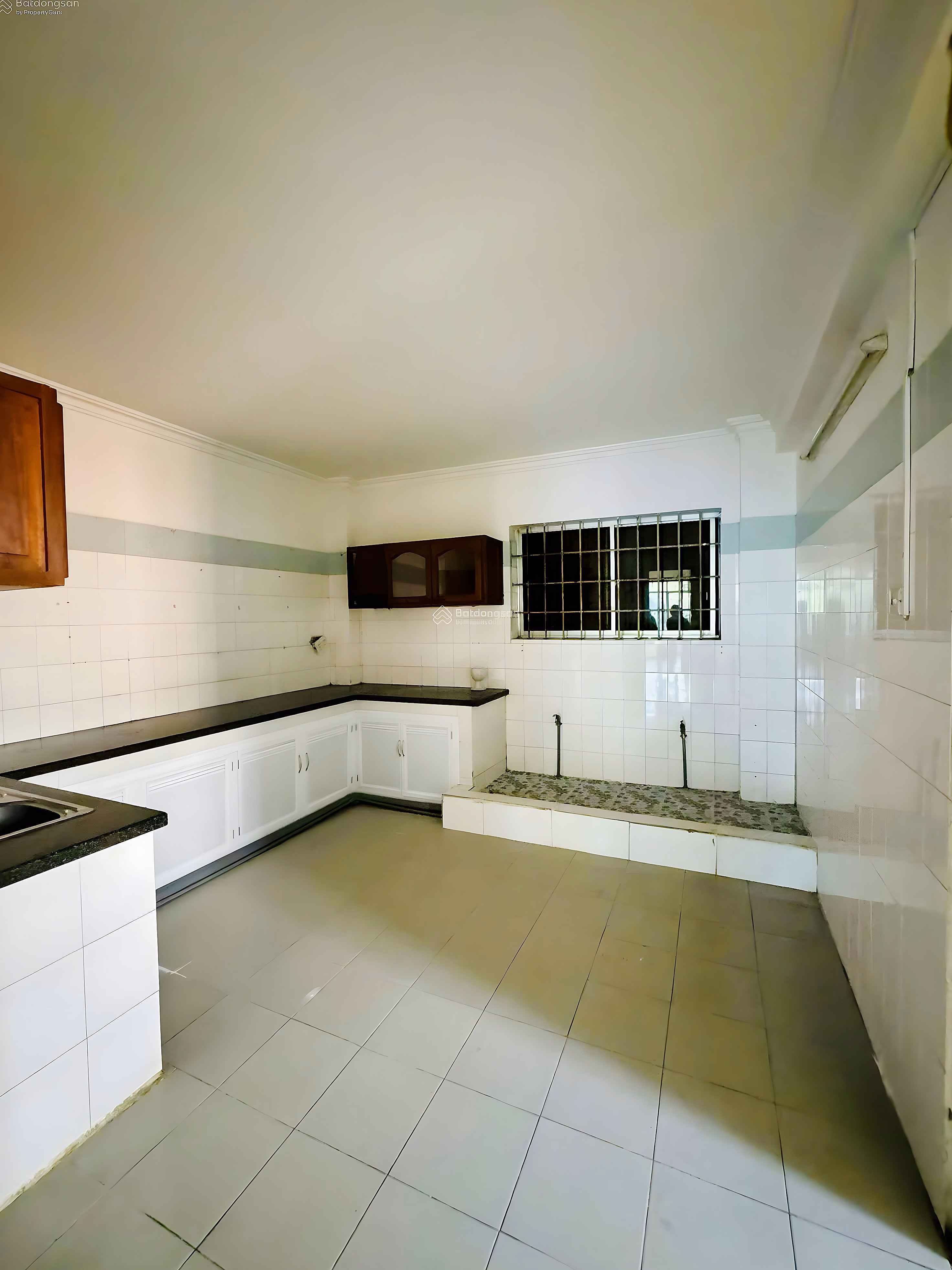 House for rent in front of Le Hong Phong near intersection 5, VT, 5 floors, 7 bedrooms, price 40 million, TL