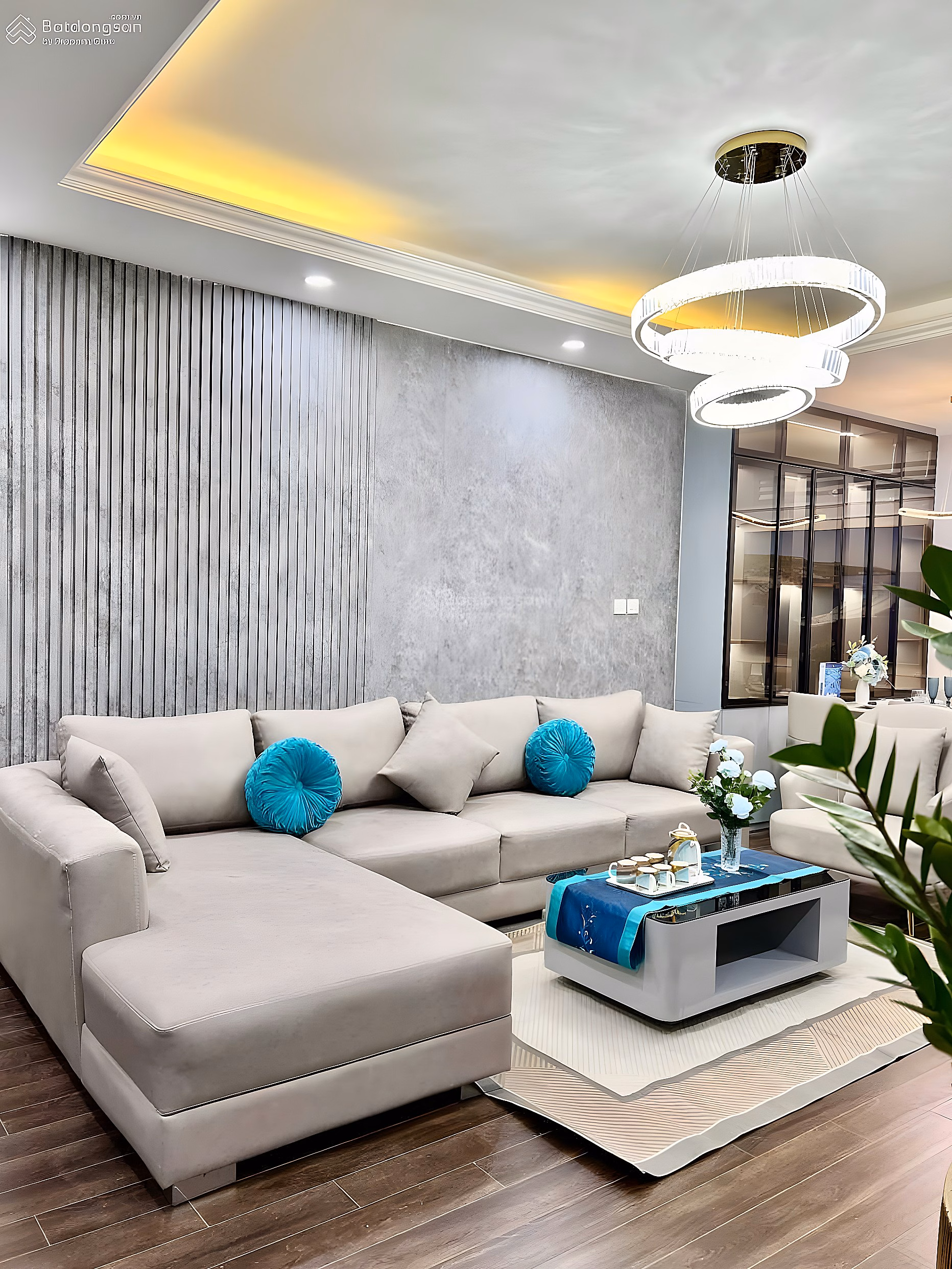 Need to sell urgently 2 bedroom apartment A10 Nam Trung Yen, Cau Giay. Area: 65m2 6.8 billion, fully furnished