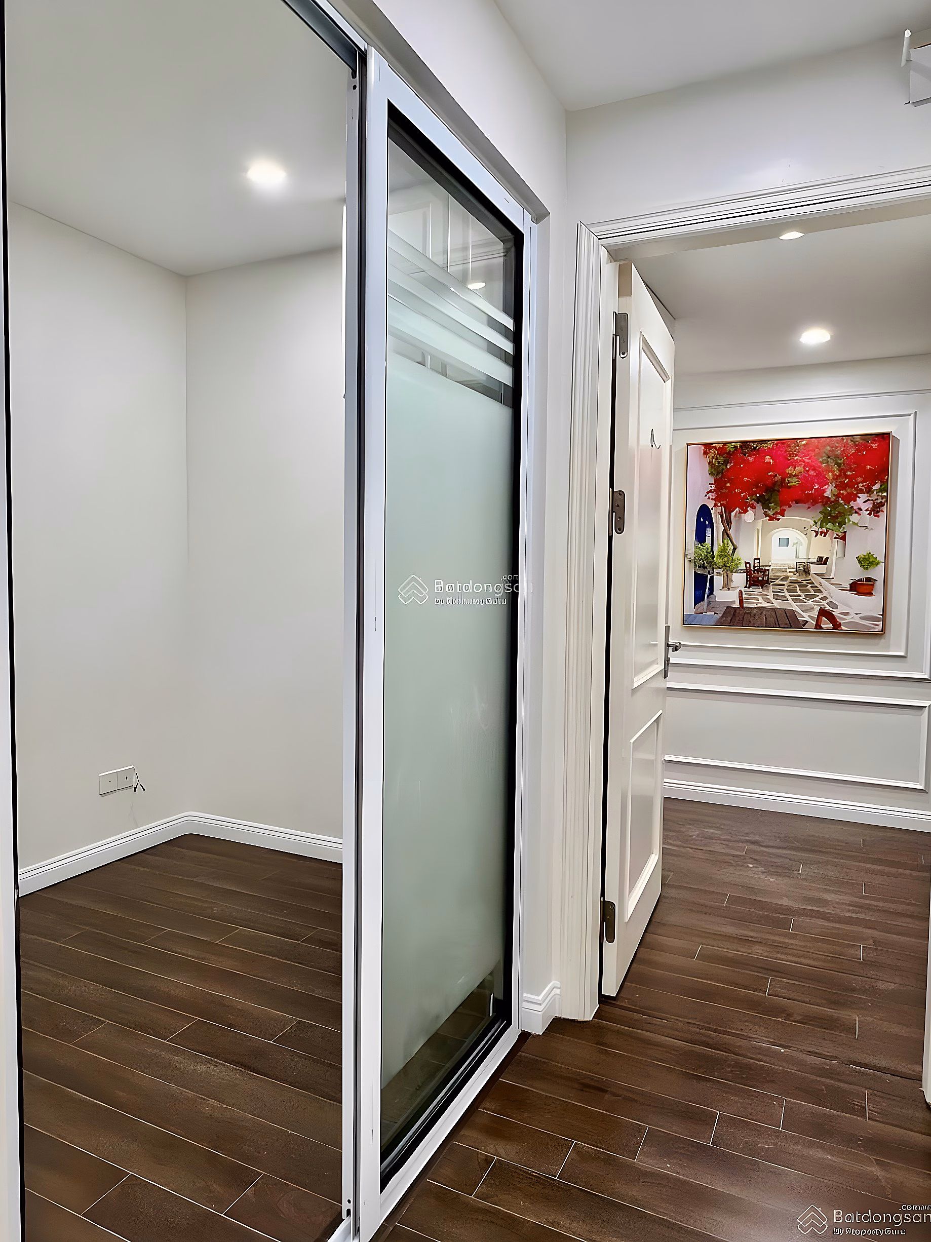 Need to sell urgently 2 bedroom apartment A10 Nam Trung Yen, Cau Giay. Area: 65m2 6.8 billion, fully furnished