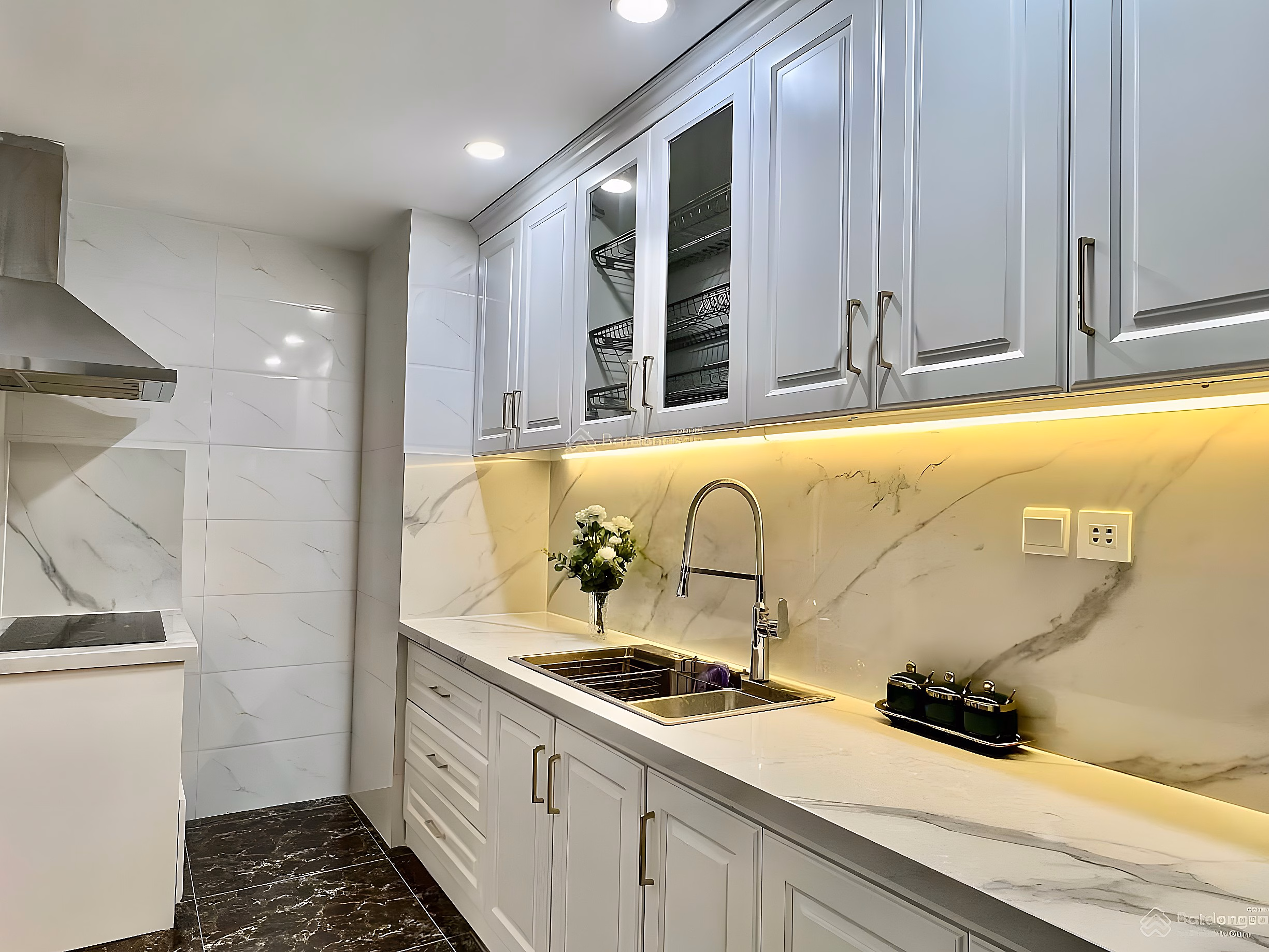 Need to sell urgently 2 bedroom apartment A10 Nam Trung Yen, Cau Giay. Area: 65m2 6.8 billion, fully furnished