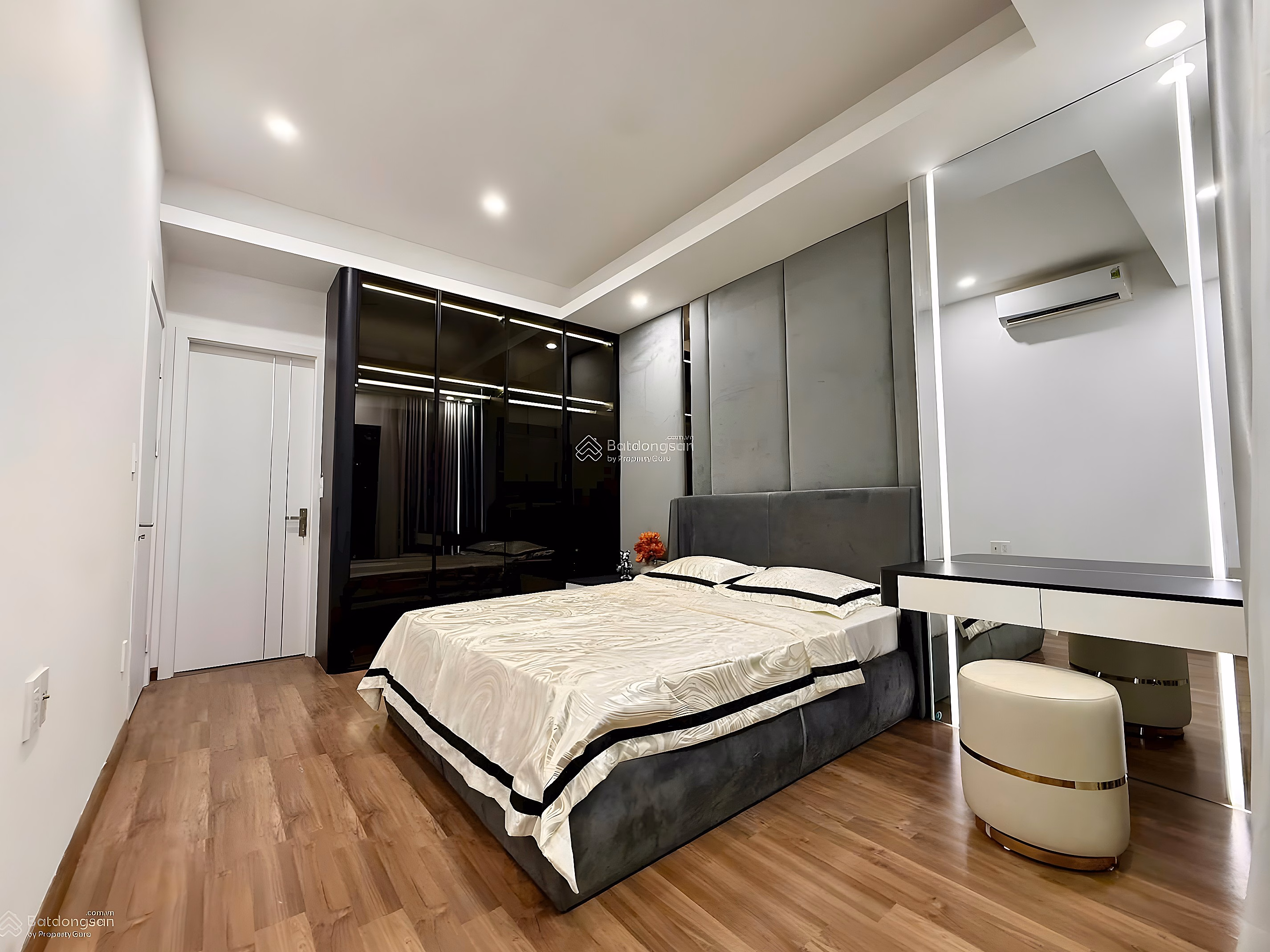 Family needs to sell 2-bedroom apartment My Dinh Plaza 2, Nguyen Hoang, area: 72m2, 6.5 billion, fully furnished