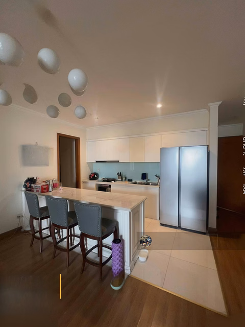 Miss corner apartment for rent 3 bedrooms 120m2 at Vinhomes Nguyen Chi Thanh Dong Da Hanoi good price 25 million