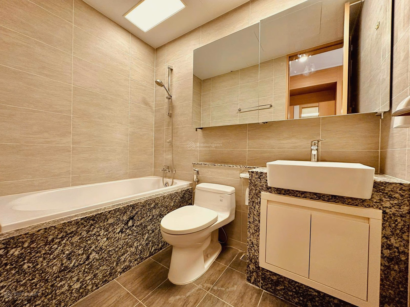 Urgent sale of fully furnished 3 bedroom apartment with lake view at CC Starlake, Tay Ho Tay urban area***