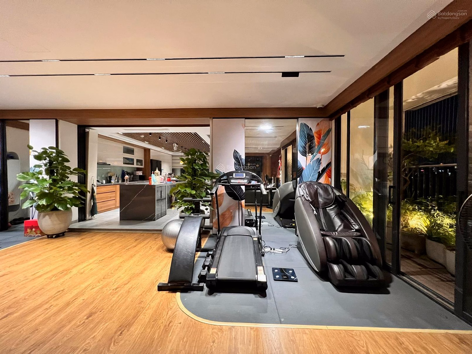 The owner is selling the Penthouse on the 27th floor of Imperia CC, full of high-end furniture as shown in the photo***