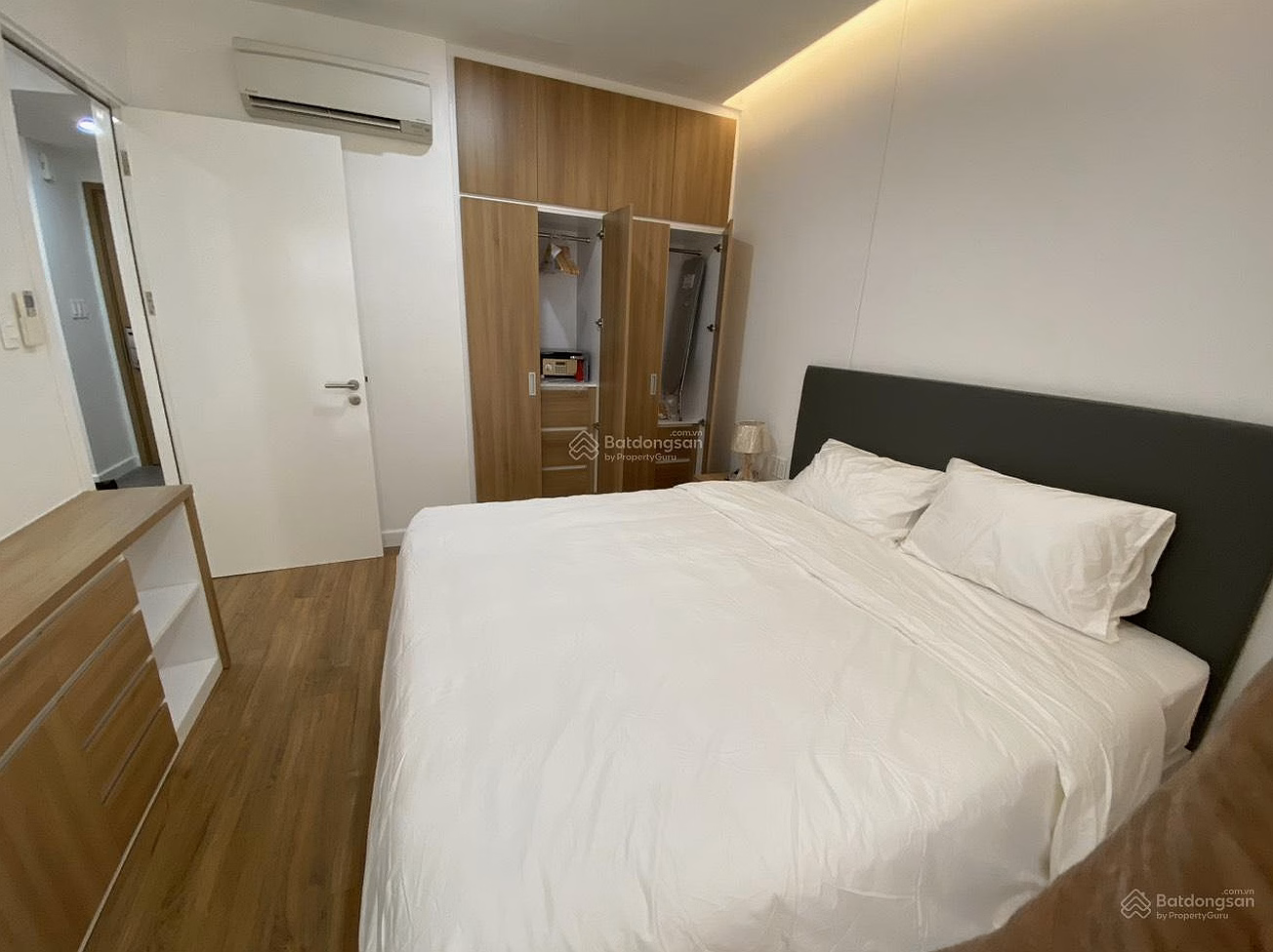 Selling Republic Cong Hoa corner apartment, 1 bedroom/52m², fully furnished, view of Tan Son Nhat airport***