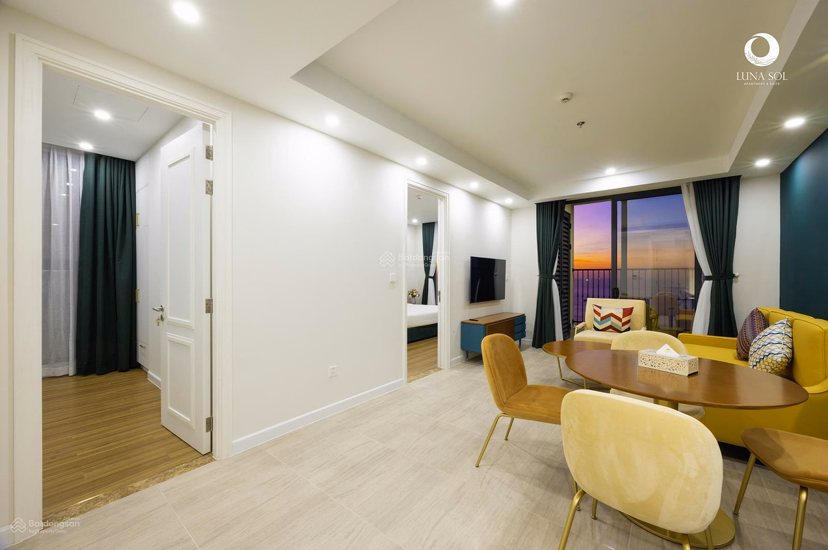Urgent sale of 2-bedroom SKY apartment on high floor, direct sea view. Contact owner: 0947 981 ***