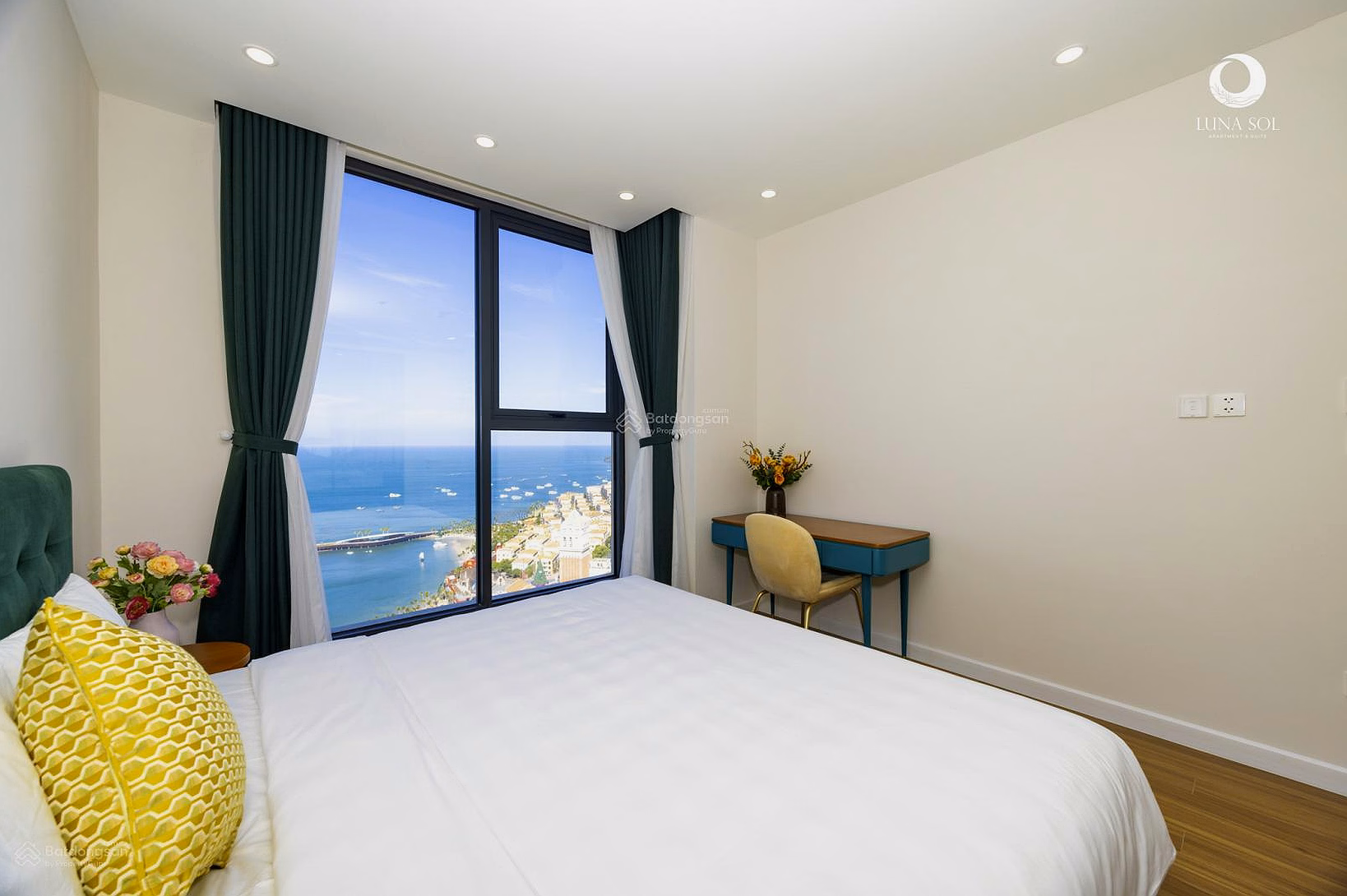 Urgent sale of 2-bedroom SKY apartment on high floor, direct sea view. Contact owner: 0947 981 ***