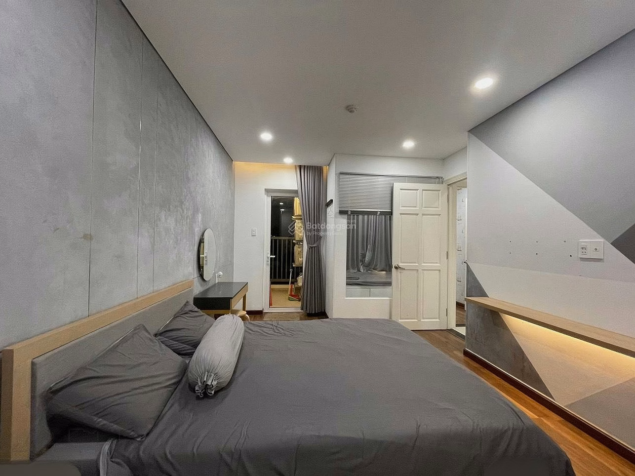 Urgent sale of CC Oriental Plaza apartment in Tan Phu district, area 85m2, 2 bedrooms, 2 bathrooms, price 4.4 billion, contact number 0907 909 *** Hung
