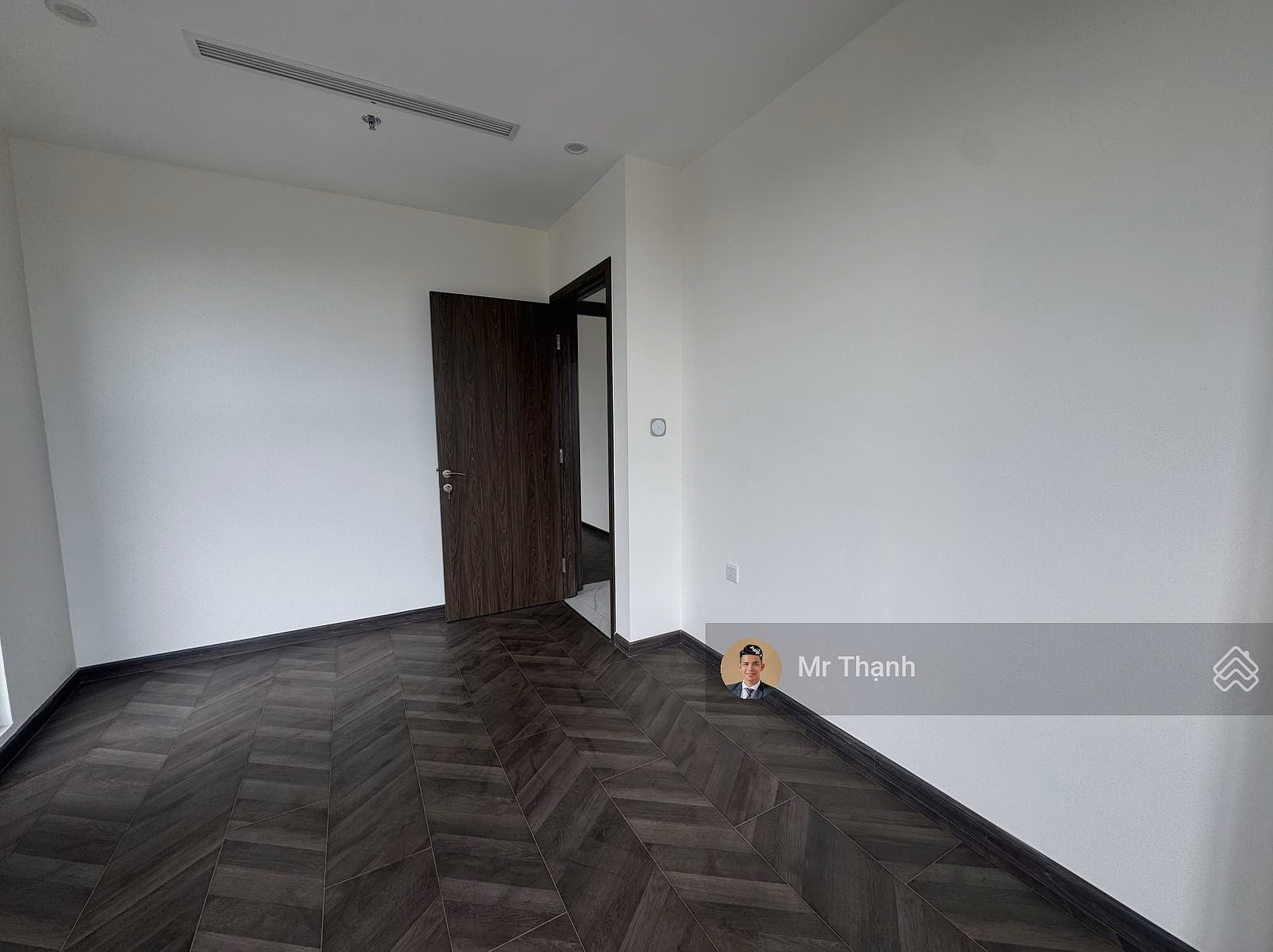 Deep reduction of 3.3 billion all-in, 1 bedroom + 55m2 apartment, high floor, skyline view, west direction, river view