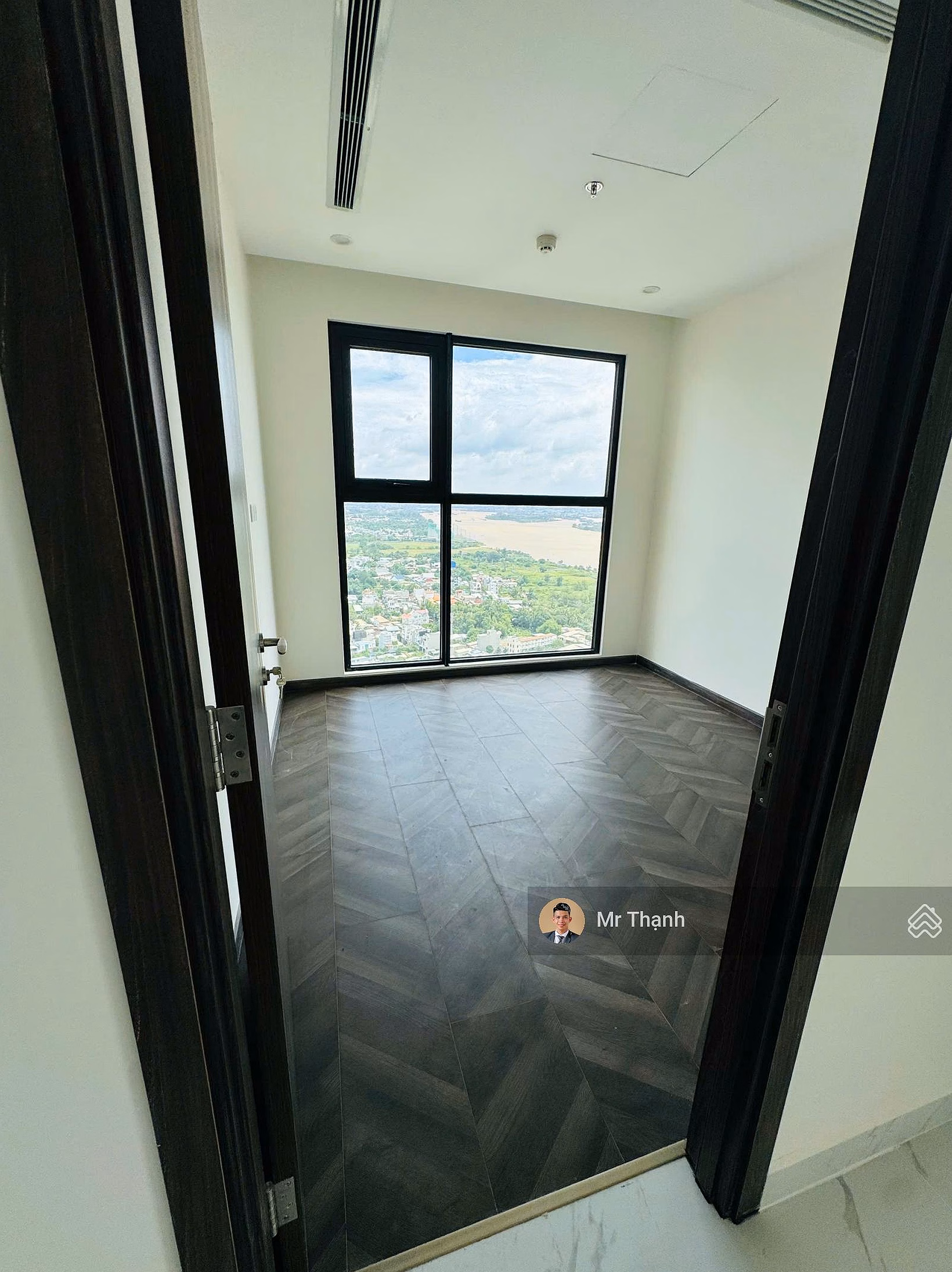 Deep reduction of 3.3 billion all-in, 1 bedroom + 55m2 apartment, high floor, skyline view, west direction, river view