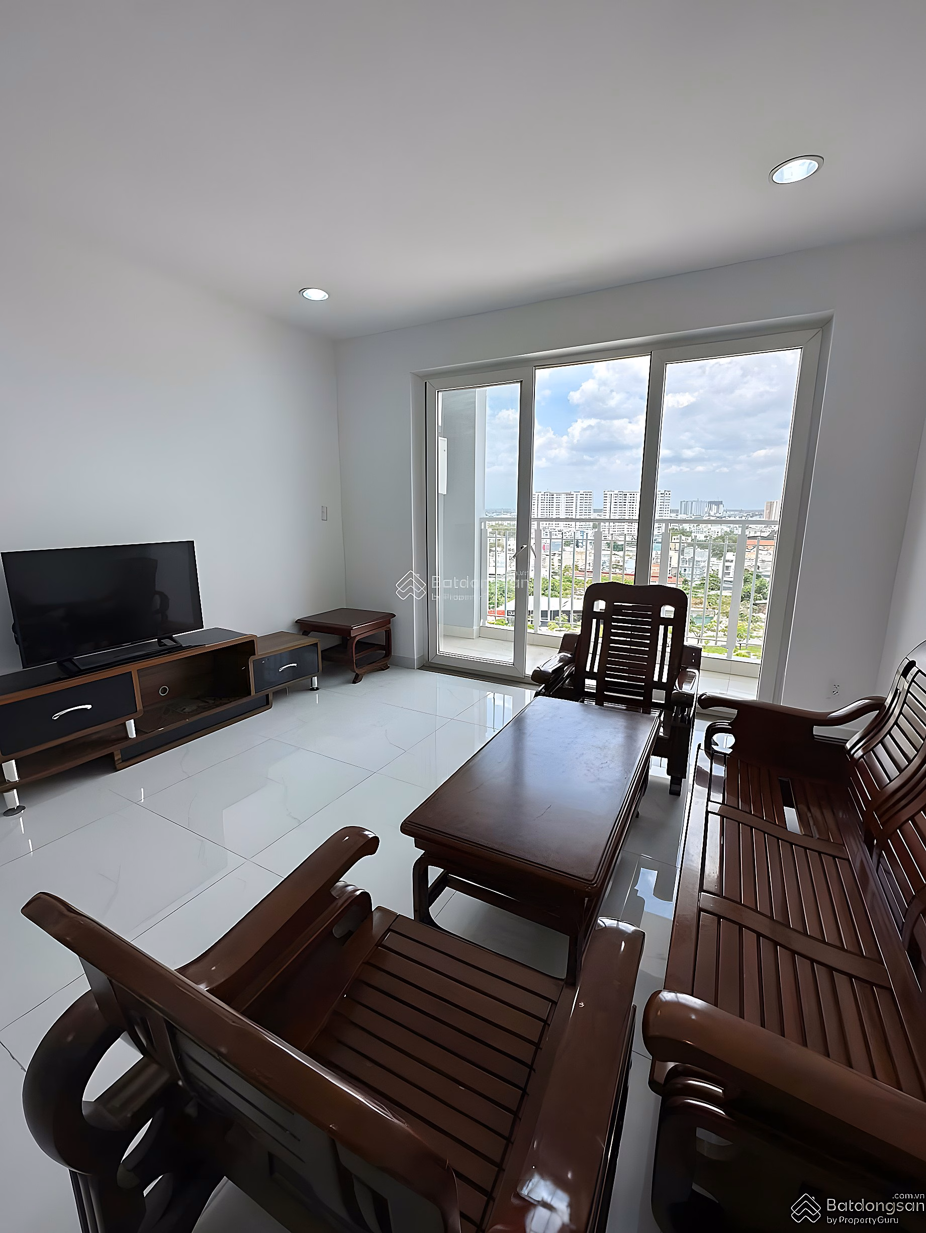 The owner sells apartment A11.03, 105m2 wide, priced at 3.65 billion, giving away high-quality natural wood furniture.
