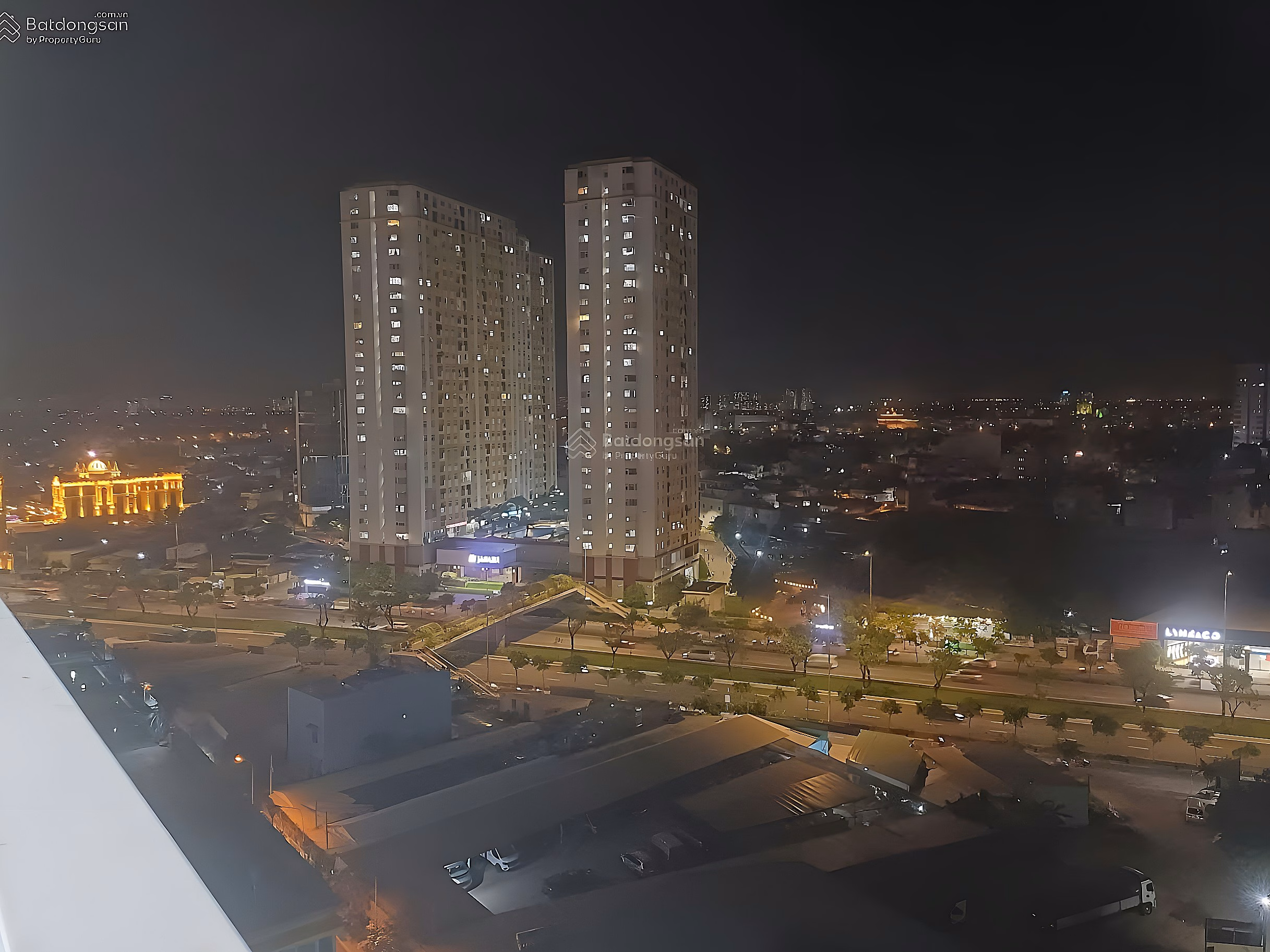 The owner sells apartment A11.03, 105m2 wide, priced at 3.65 billion, giving away high-quality natural wood furniture