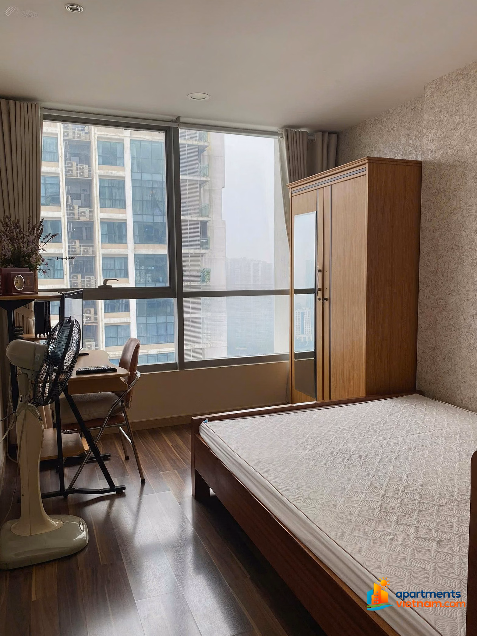 The owner sells an apartment with an area of ​​162m2, designed with 4 bedrooms, 3 bathrooms at Thang Long Number One, Cau Giay, Hanoi