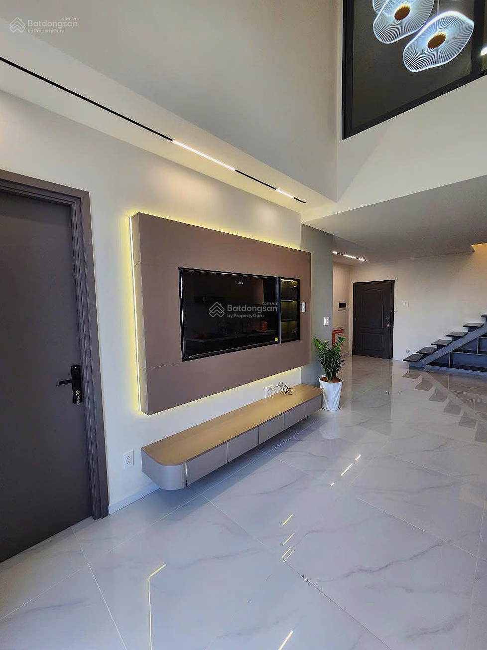 Selling 3-bedroom apartment, CC Hung Vuong 2, District 7, area 100m2, price 5 billion 5 (TL), super nice view. Contact: 0937 961 ***