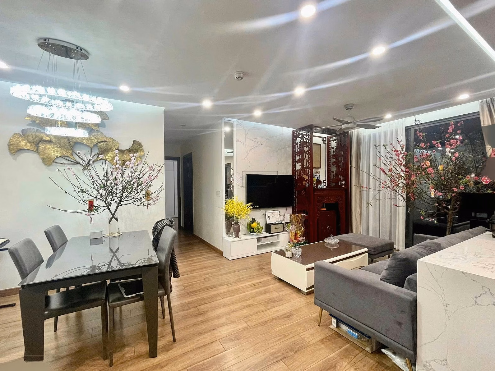 Very good price, facing Southeast. I am selling an 83m2 apartment with 2 bedrooms, 2 bathrooms, 6th Element. Mid-high floor, red book available