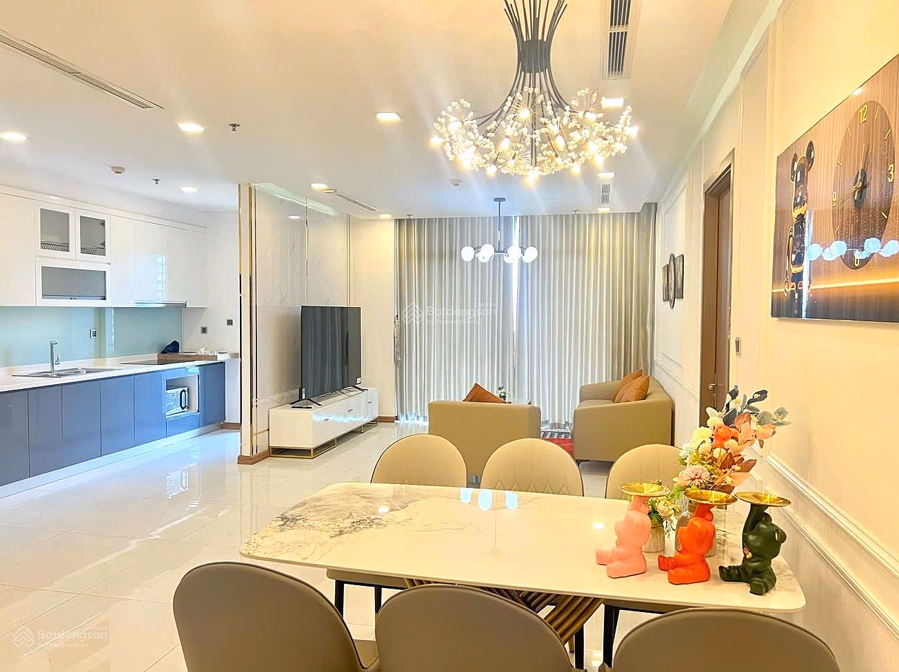 Selling at preferential price 2 bedrooms, 2 bathrooms, 79m2, permanent red book of Vinhomes Central Park apartment