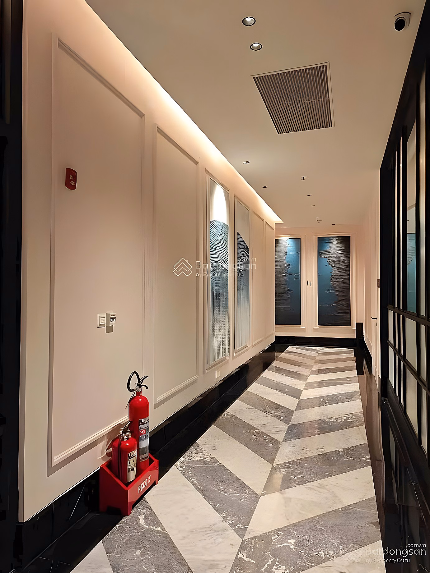 2 bedrooms for rent, fully furnished, 6* from Italy. Area 151m2 - apartment with extremely beautiful arc design