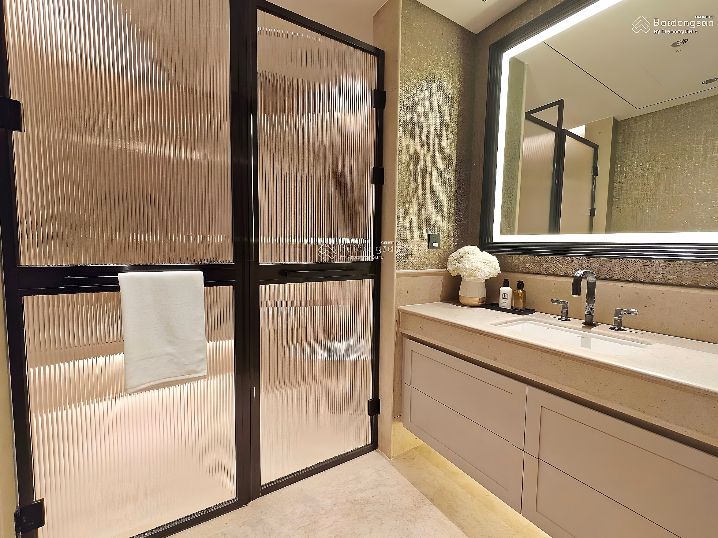 2 bedrooms for rent, fully furnished, 6* from Italy. Area 151m2 - apartment with extremely beautiful arc design