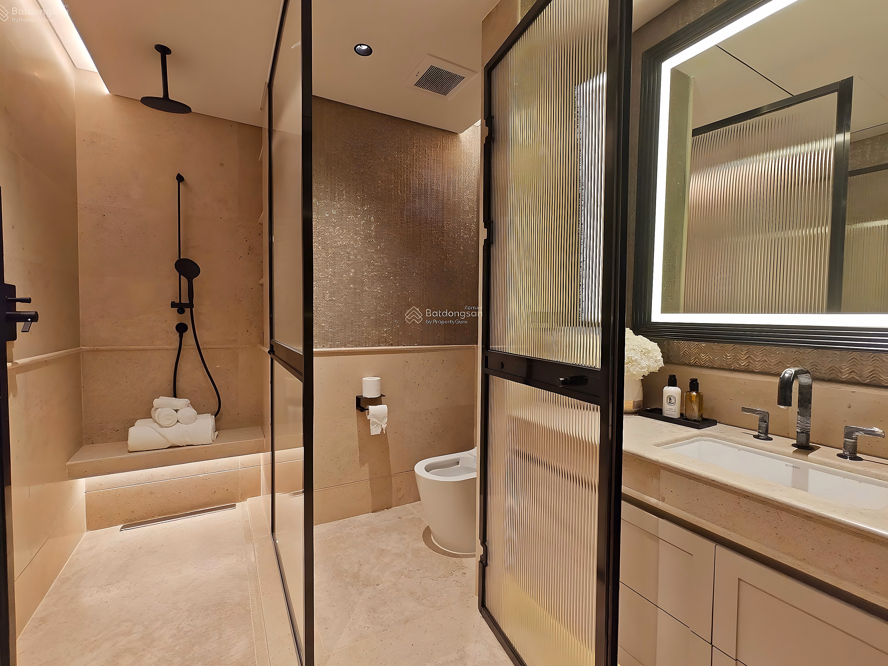 2 bedrooms for rent, fully furnished, 6* from Italy. Area 151m2 - apartment with extremely beautiful arc design