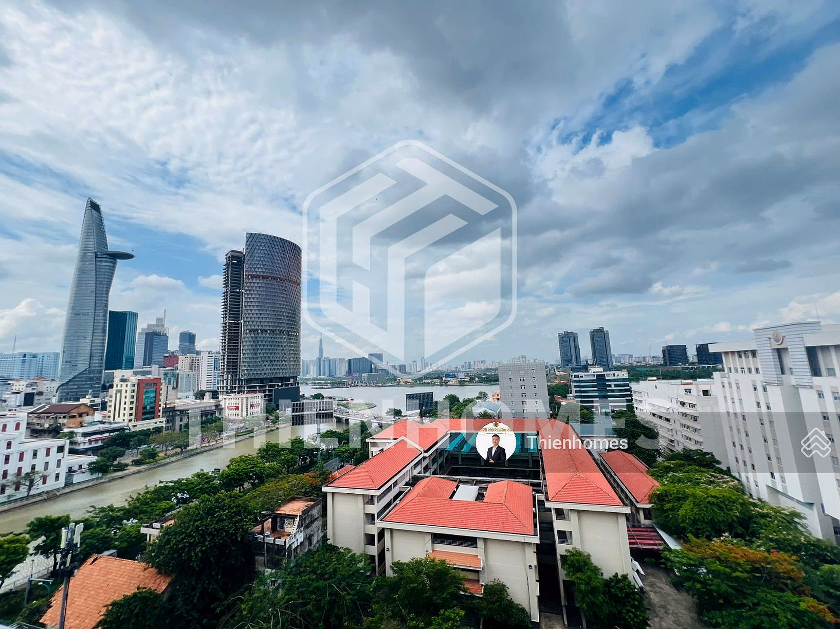 Cheapest SG Royal! Urgent rent of 2 bedrooms, 2 bathrooms, 88m2, high floor, beautiful view, only 25.9 million/month, contact 0931 785 ***