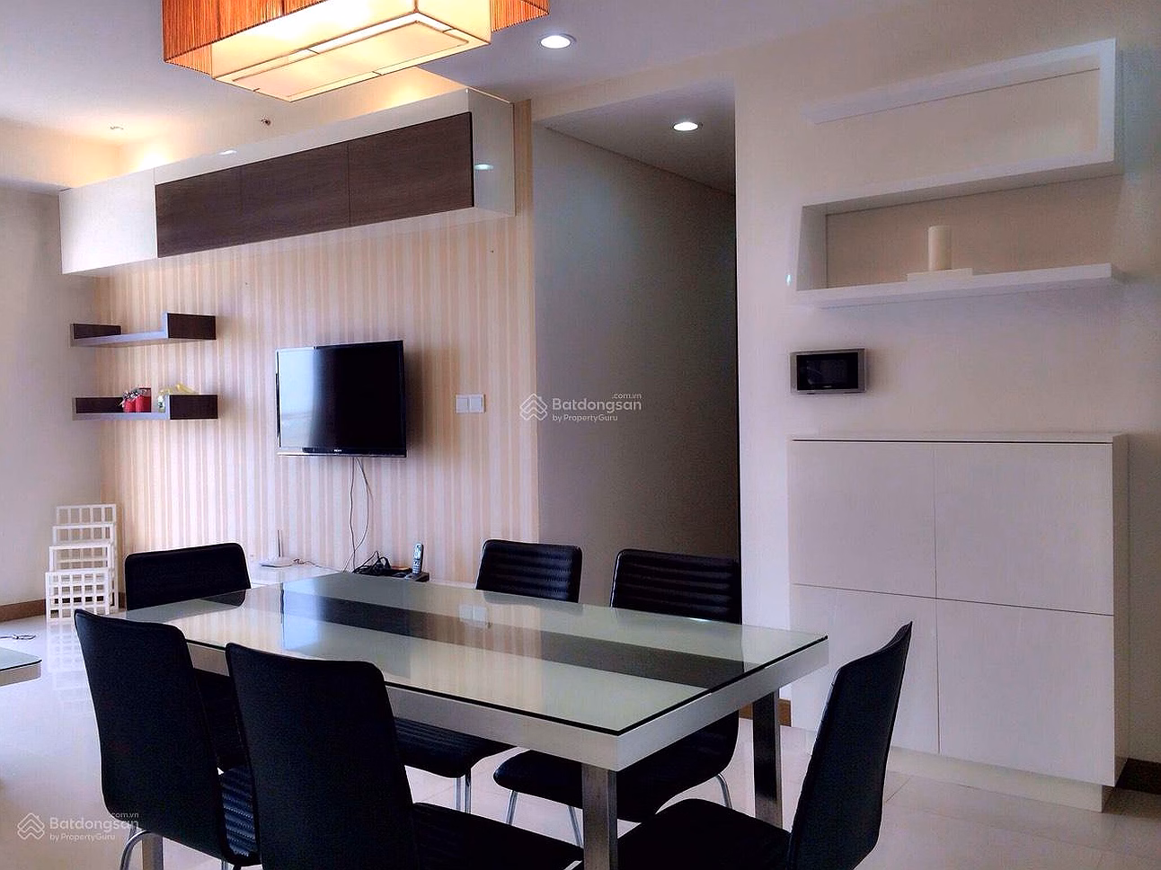Selling Saigon Airport Plaza apartment - 94m2/2 bedrooms for 7.4 billion, pink book, car slot - 0908 879 *** Tuan