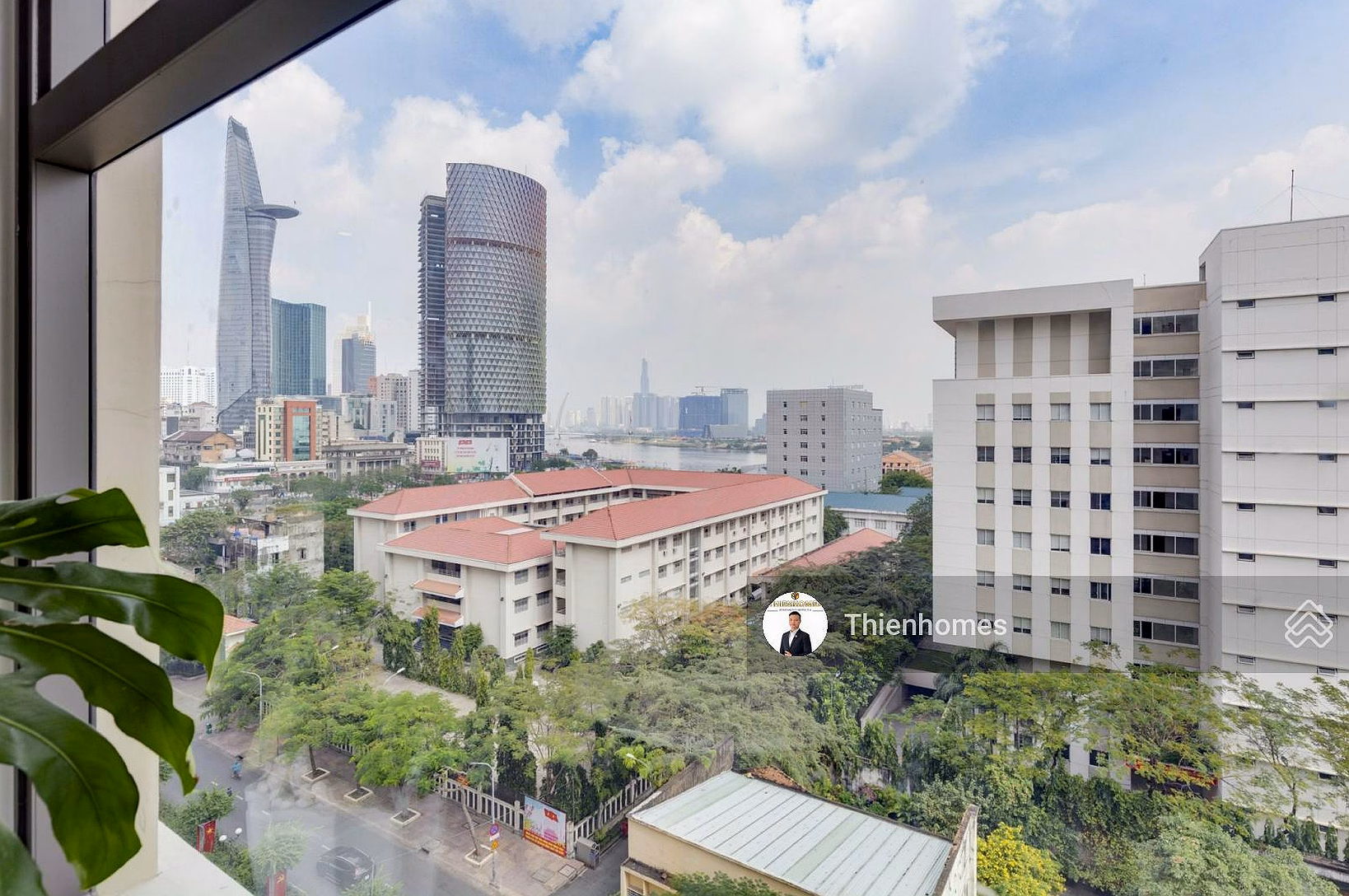 Super hot product! Owner selling Saigon Royal 2 bedrooms 1 bathroom 57m2 river view, fireworks only 6.29 billion contact 0931 785 ***