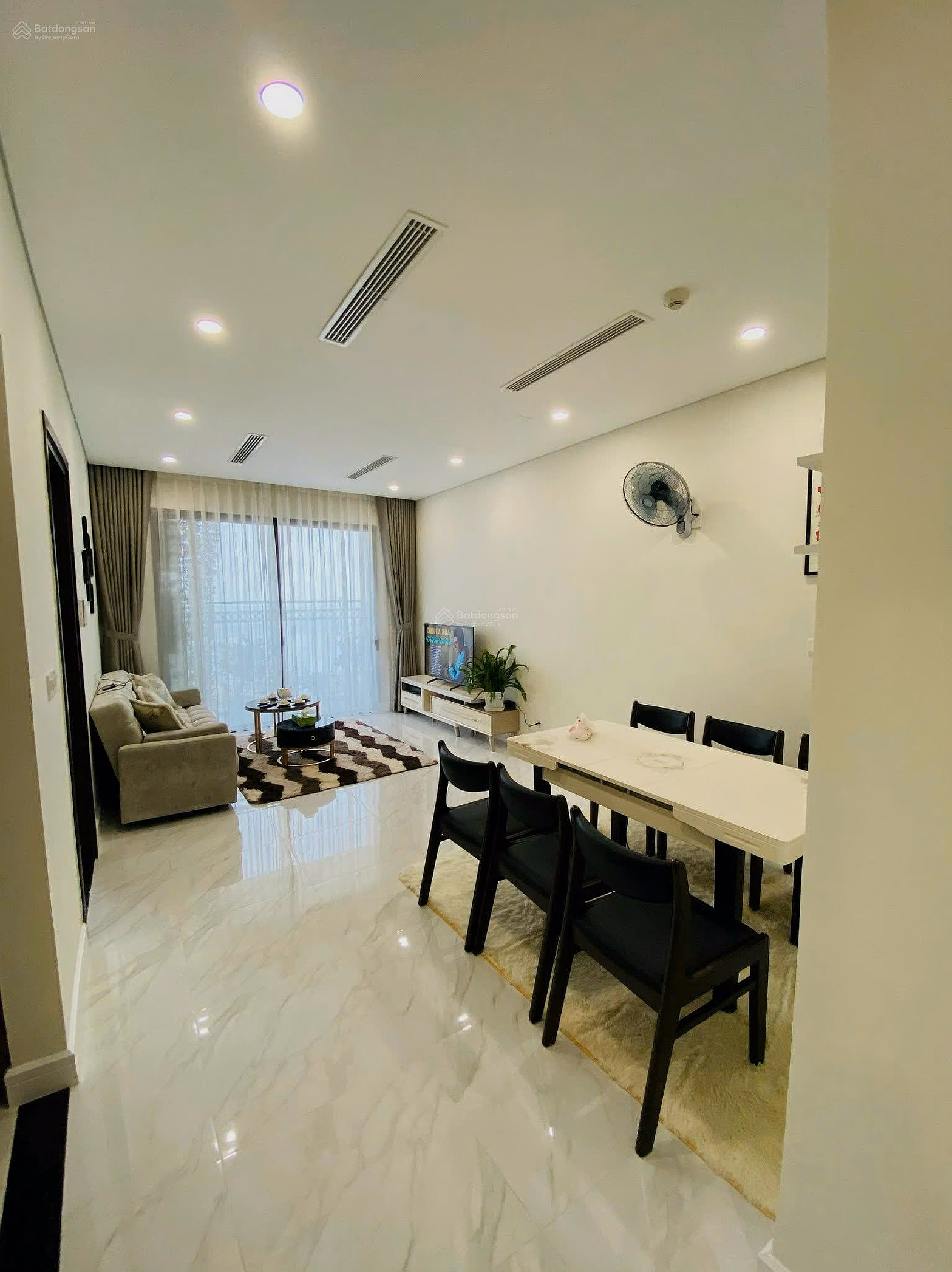 Need to sell 2 bedroom apartment, located in D'. El Dorado Tan Hoang Minh, long-term pink book, car slot, price more than 6 billion