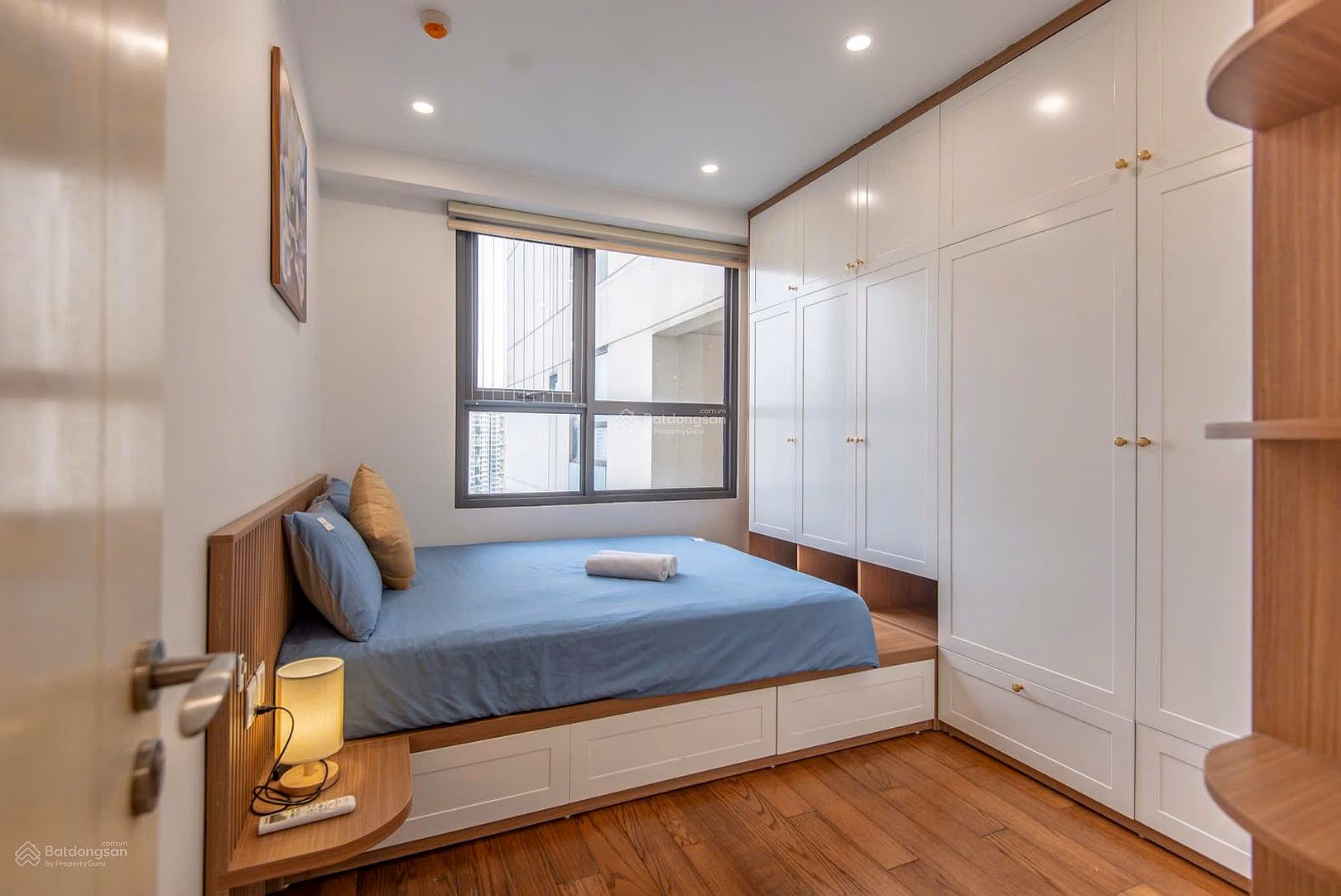 Guaranteed right price. Real house. Selling 2 bedrooms 2 bathrooms, D'Capitale. Price 10 billion Vincom D'capital lake view