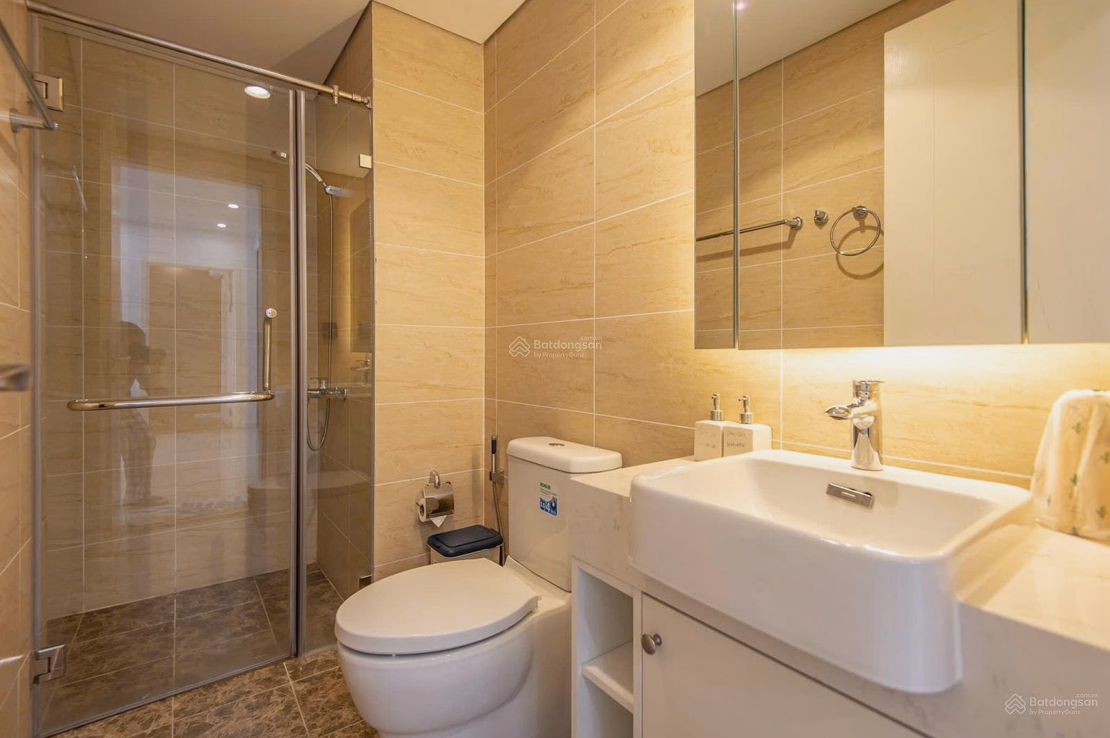 Guaranteed right price. Real house. Selling 2 bedrooms 2 bathrooms, D'Capitale. Price 10 billion Vincom D'capital lake view