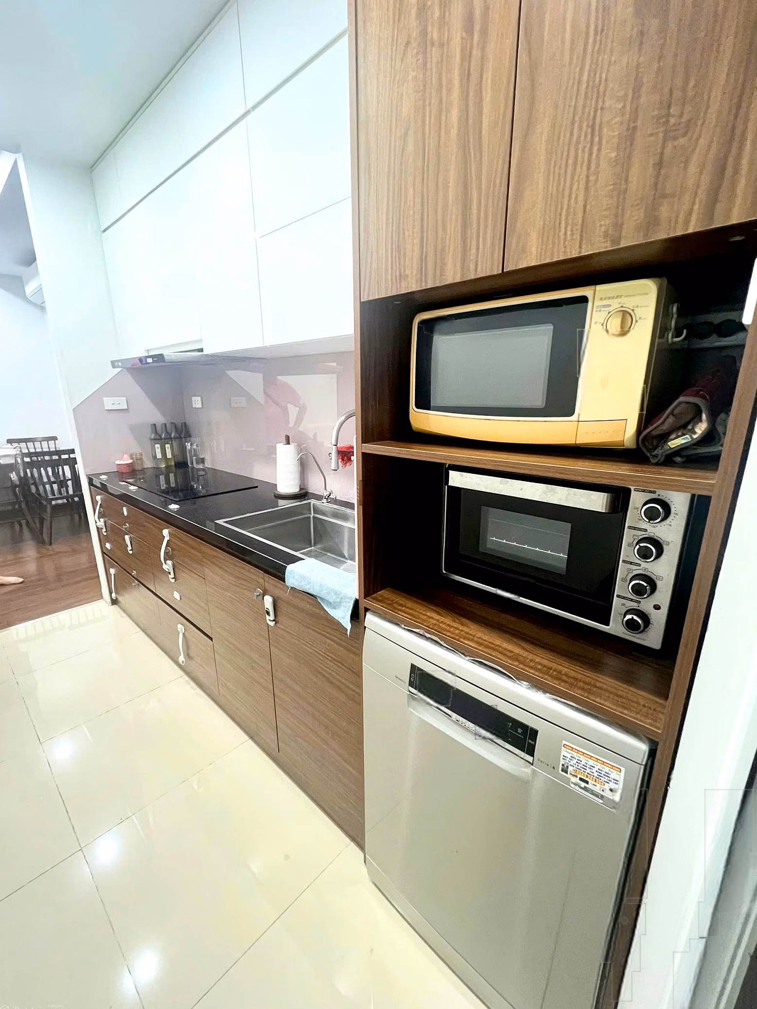 The owner urgently sells a corner house of 71.2m2, 2 bedrooms, 2 bathrooms, nice furniture, nice view, quiet, with slot, red book
