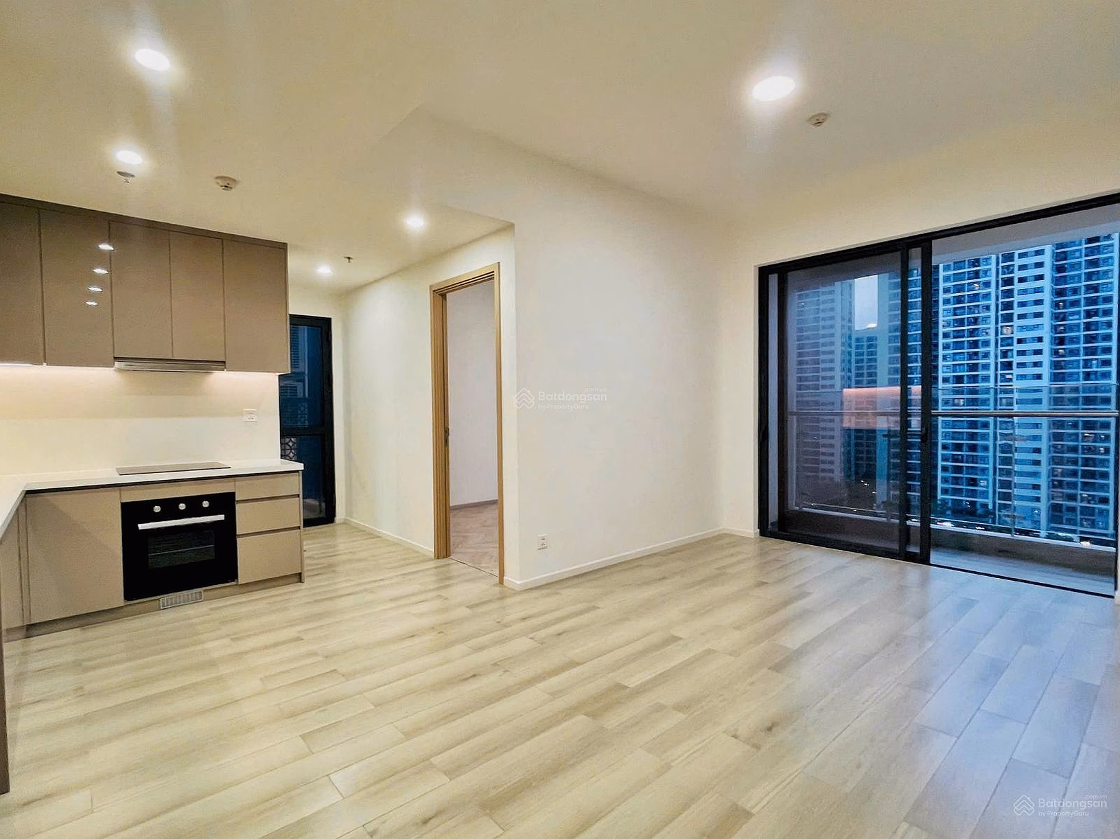 Selling 2 bedrooms, internal view of Tower D - Masteri Center Point only 4.8 billion - Middle floor, get house immediately