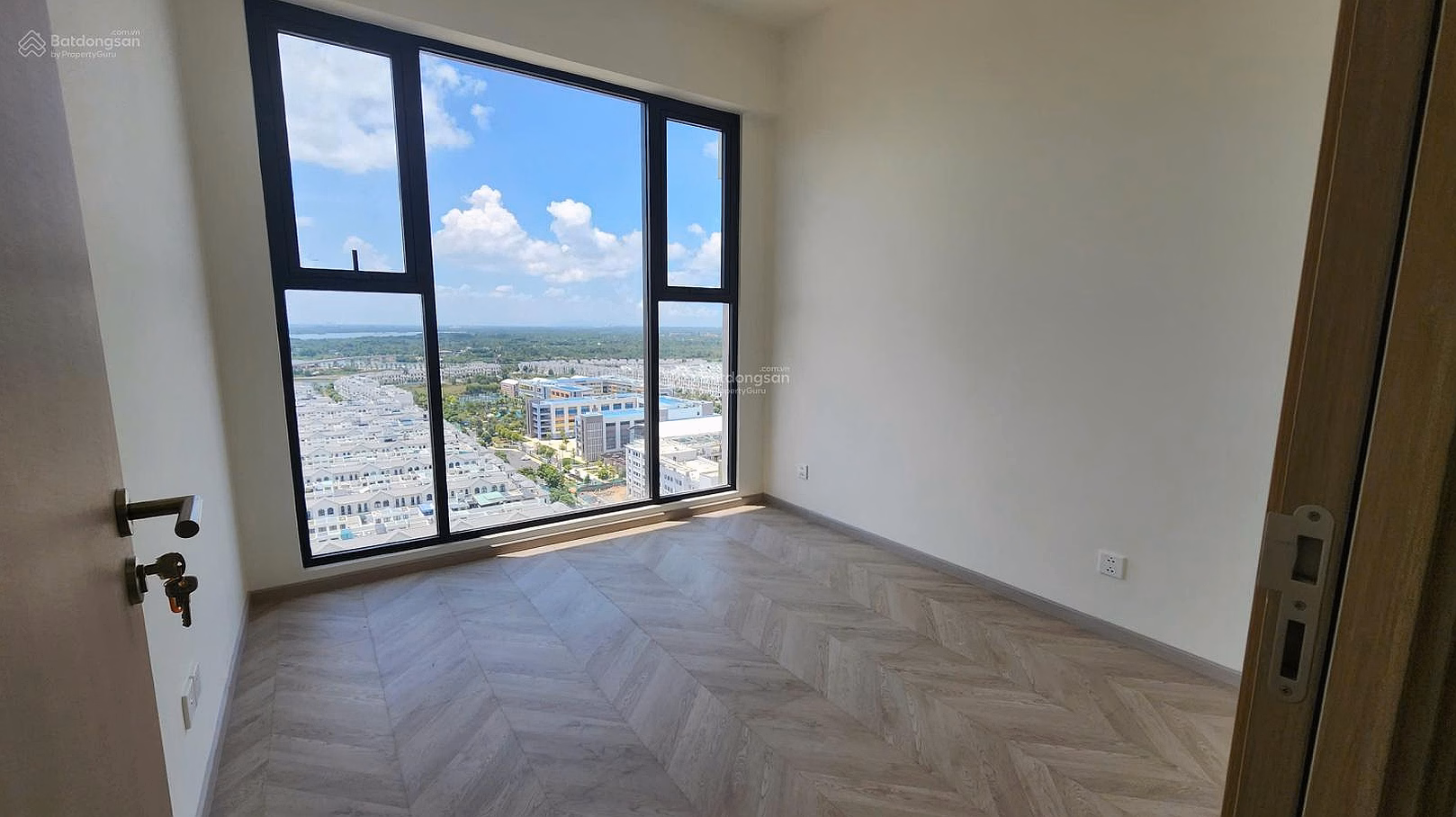 Interior view of 2 bedroom apartment block D price 4.77 billion all in at Lumiere Boulevard middle floor, new house available immediately