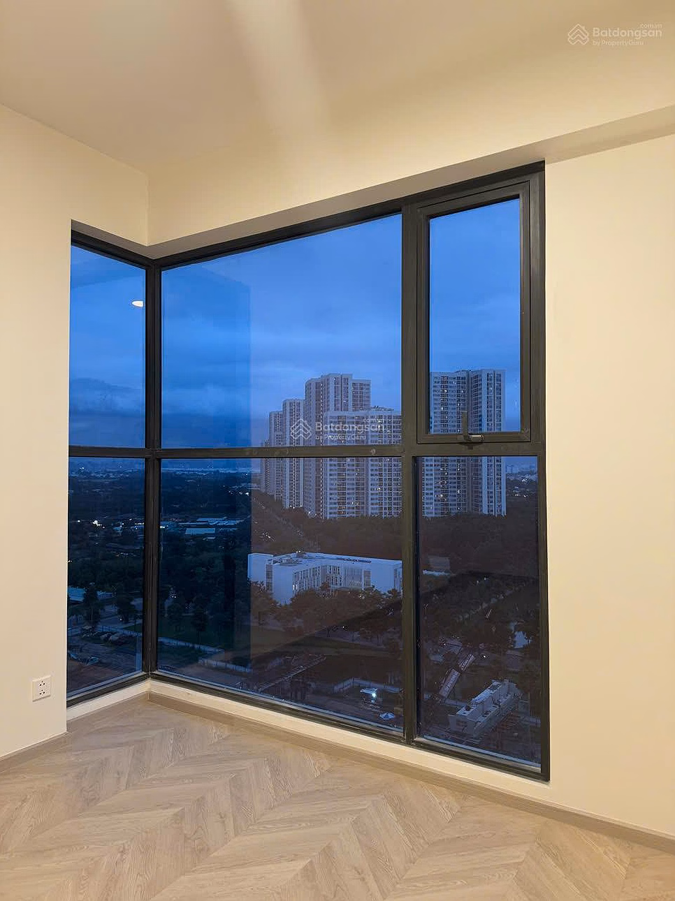 Interior view of 2 bedroom apartment block D price 4.77 billion all in at Lumiere Boulevard middle floor, new house available immediately