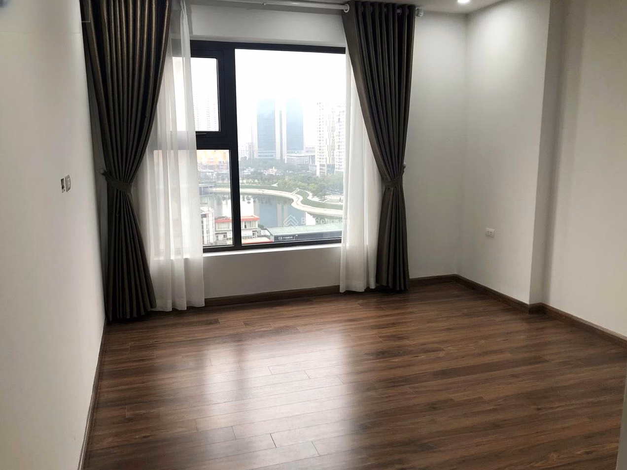 Viet Duc Complex apartment for rent at 39 Le Van Luong, 110m2, 3 bedrooms, price only 16 million/month