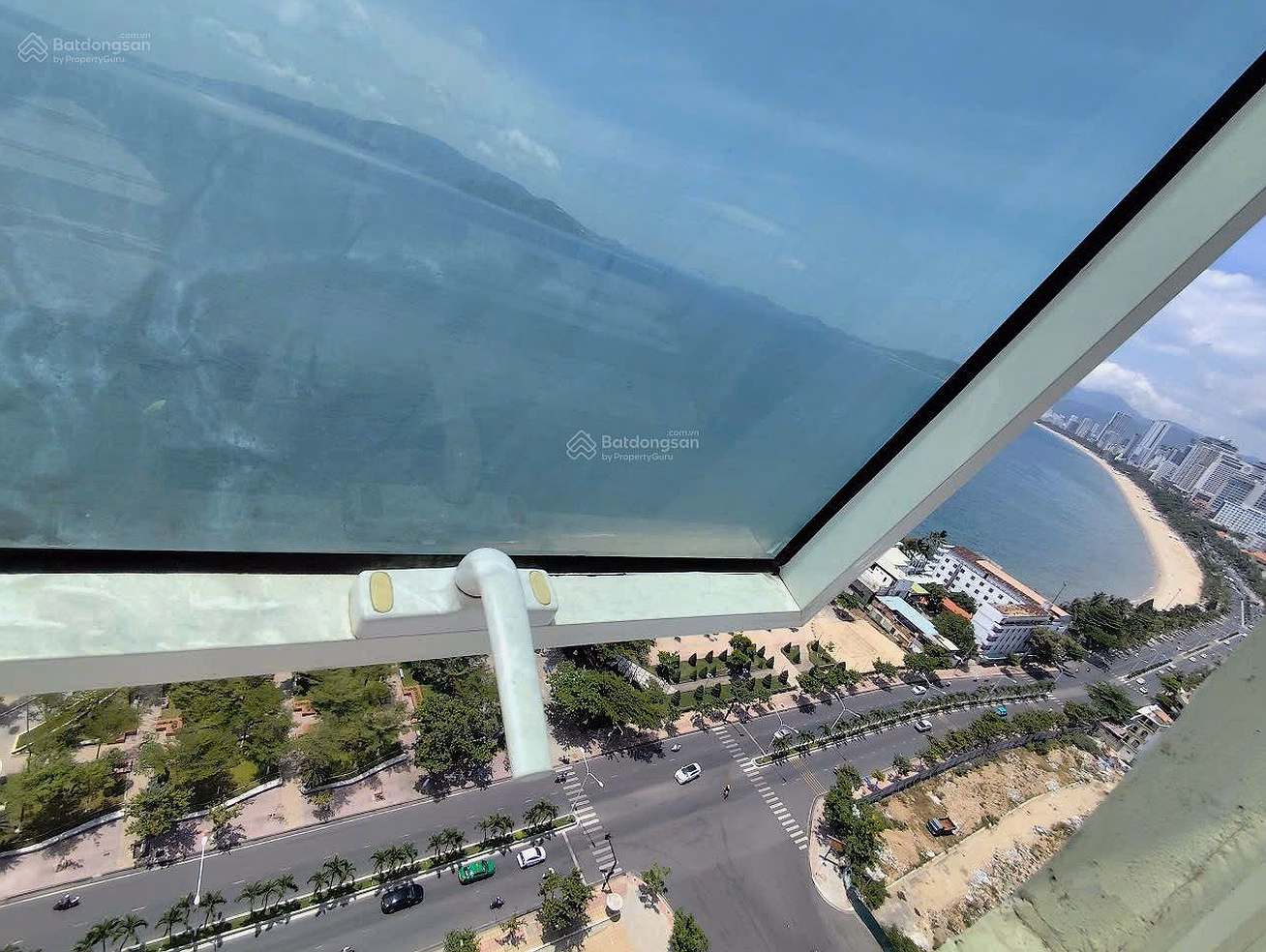 Cheap price of 250 million for urgent sale of beautiful beach apartment at Muong Thanh Khanh Hoa, No. 4 Tran Phu