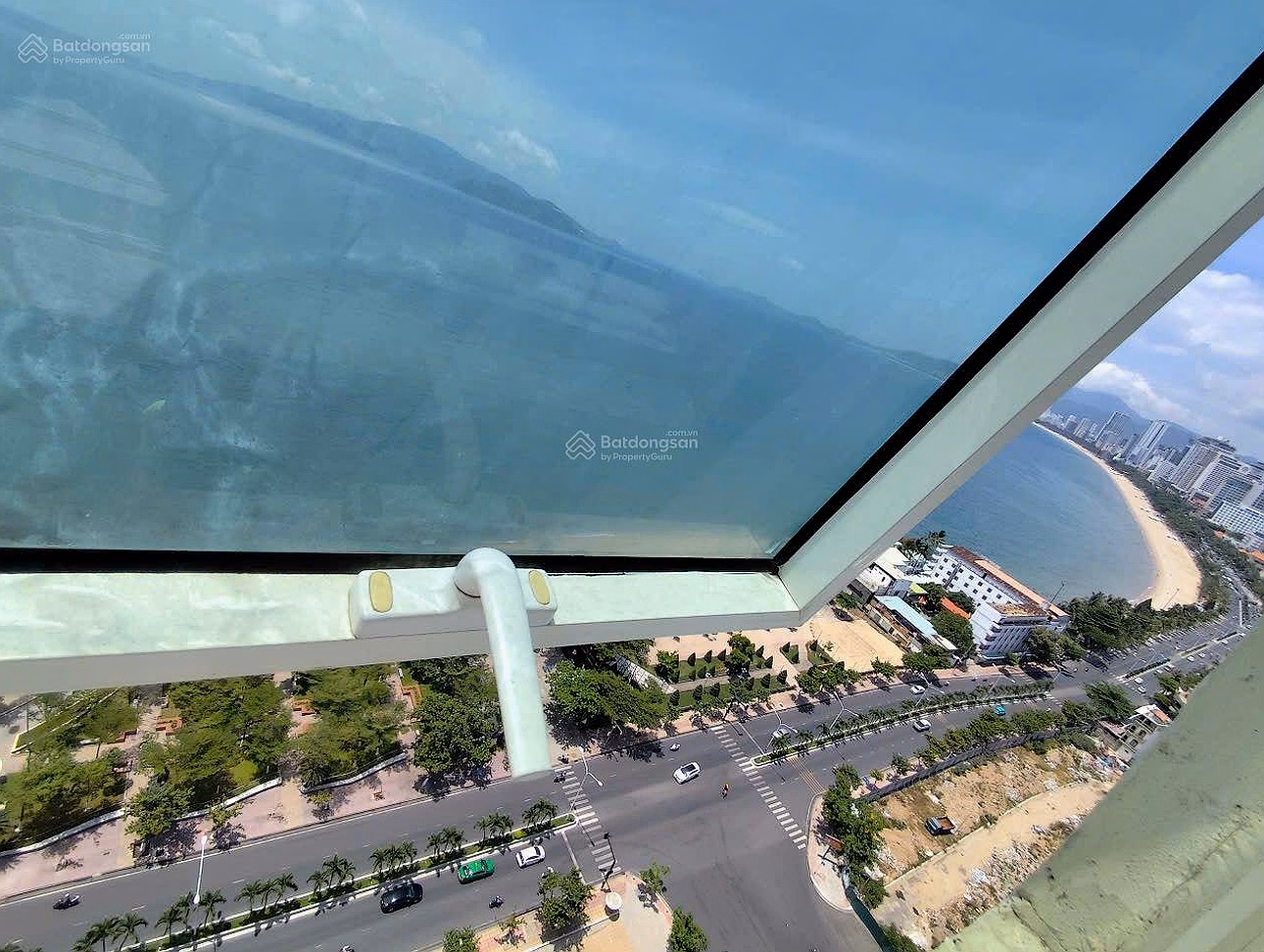 Cheap price of 250 million for urgent sale of beautiful beach apartment at Muong Thanh Khanh Hoa, No. 4 Tran Phu