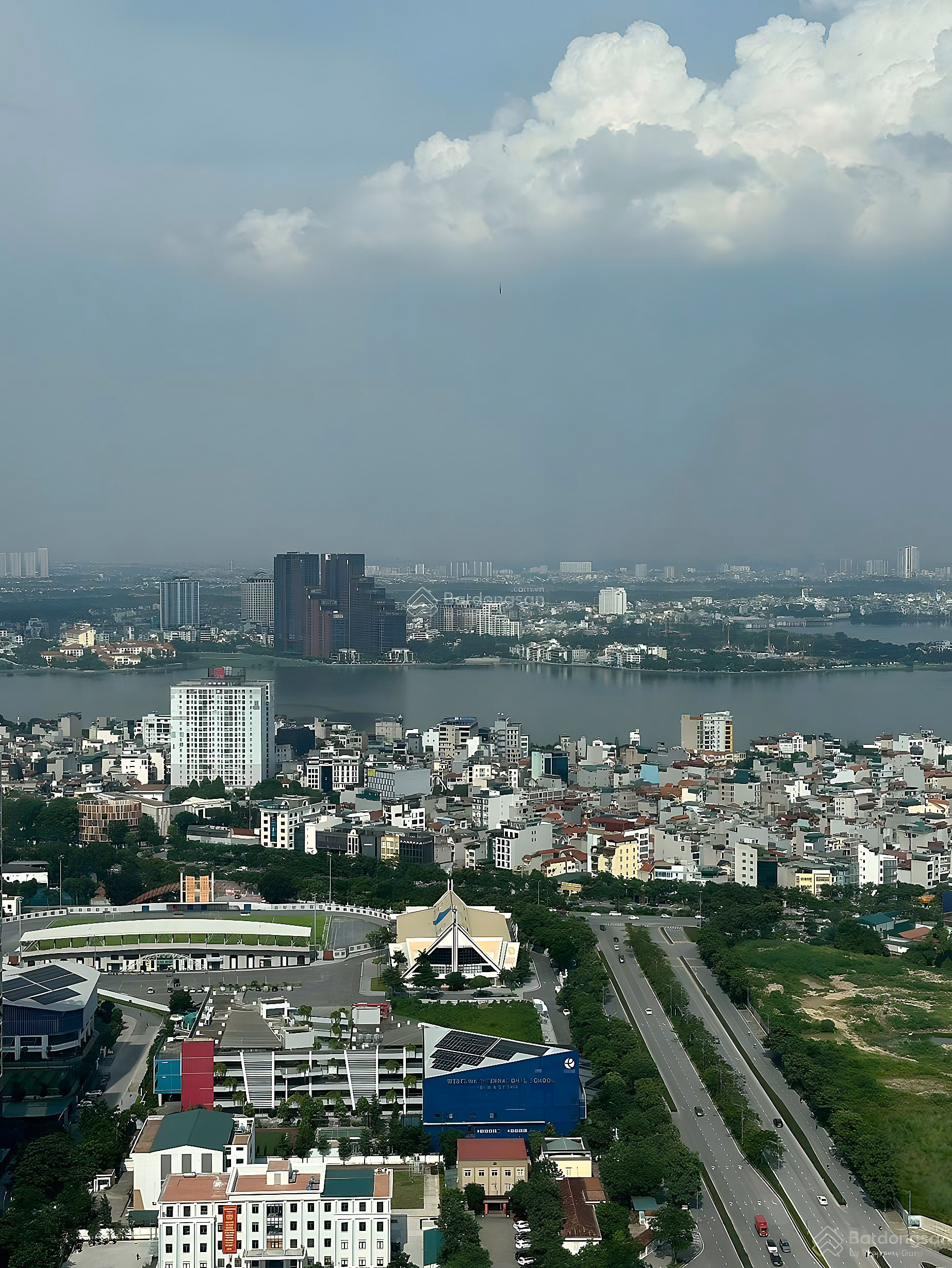 Em Dung specializes in leasing 2, 3, 4 bedroom apartments, duplexes in Han Jardin building and Hanoi Diplomatic Corps area