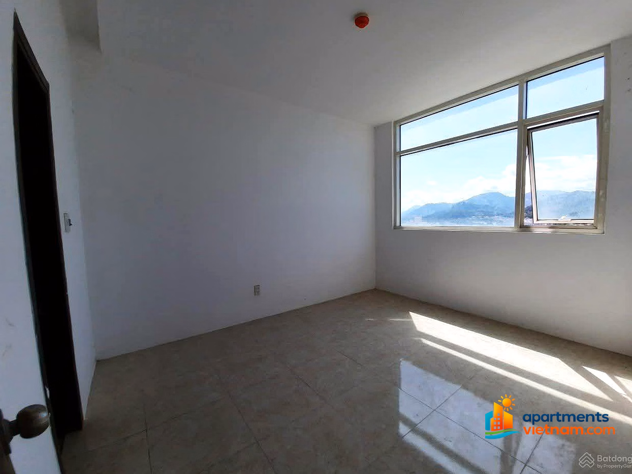 Corner apartment number 30, rough, beautiful floor, diagonally across the wide sea, selling urgently for 2.9 billion to make furniture according to your wishes Muong Thanh 04 City