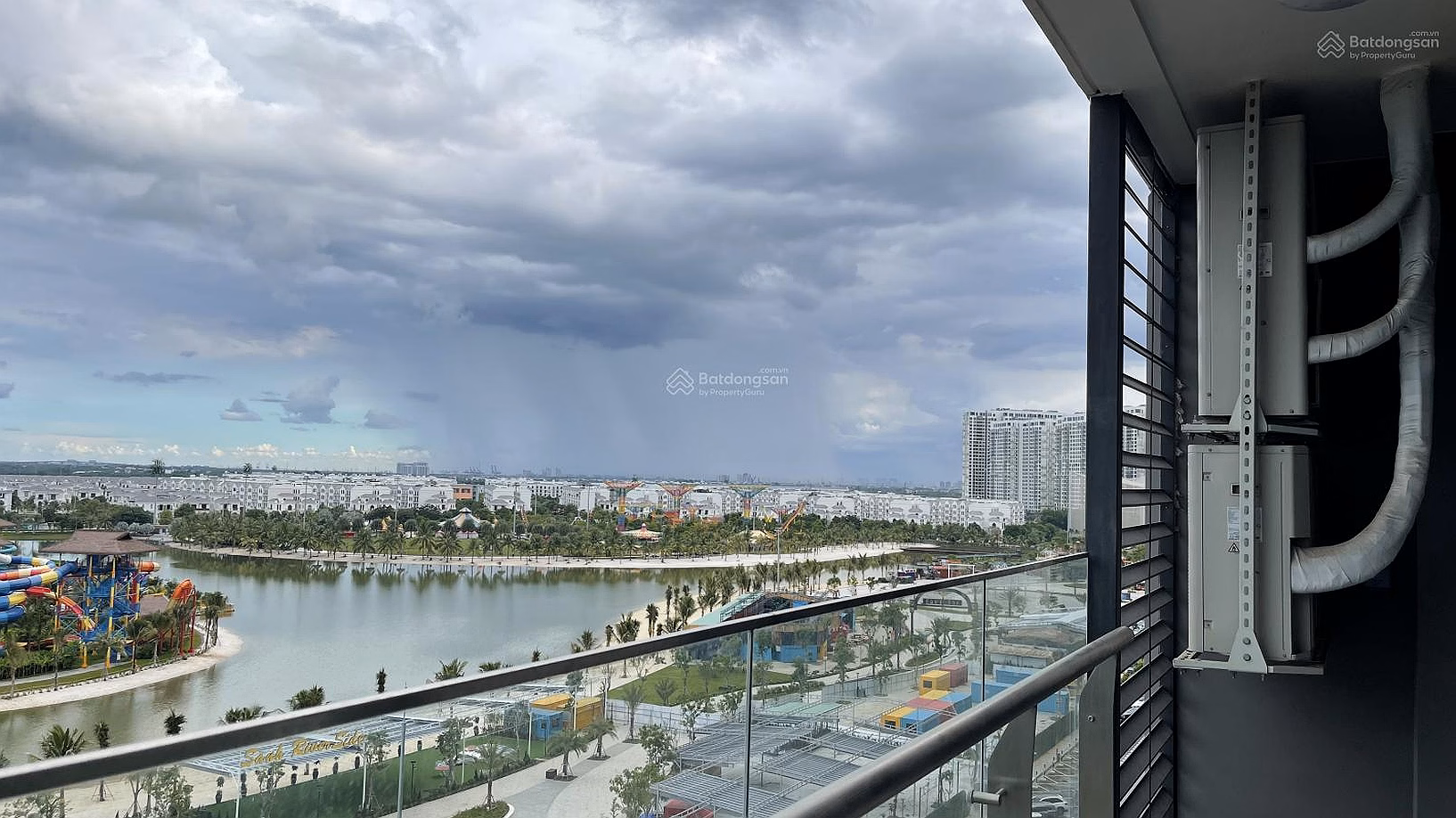 Exclusive 3 bedroom 2 bathroom apartment priced at 8 billion, view of 36 hectare park and Dong Nai river, cool southeast direction